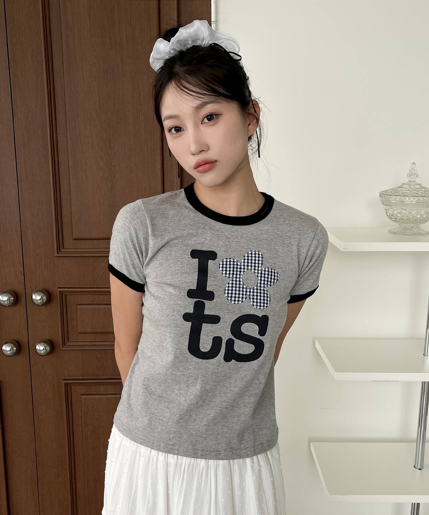チェックパターンユニークフラワーアプリケットロゴクロップド半袖Tシャツ