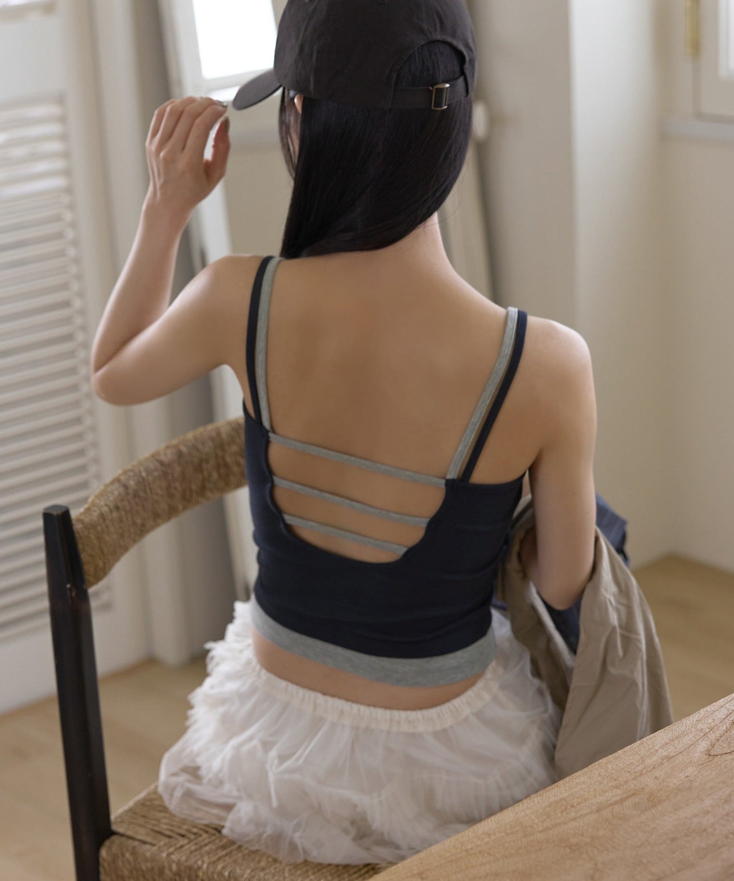 【1枚で着用可能なカップ付き】レイヤード風バックオープンノースリーブキャミソール