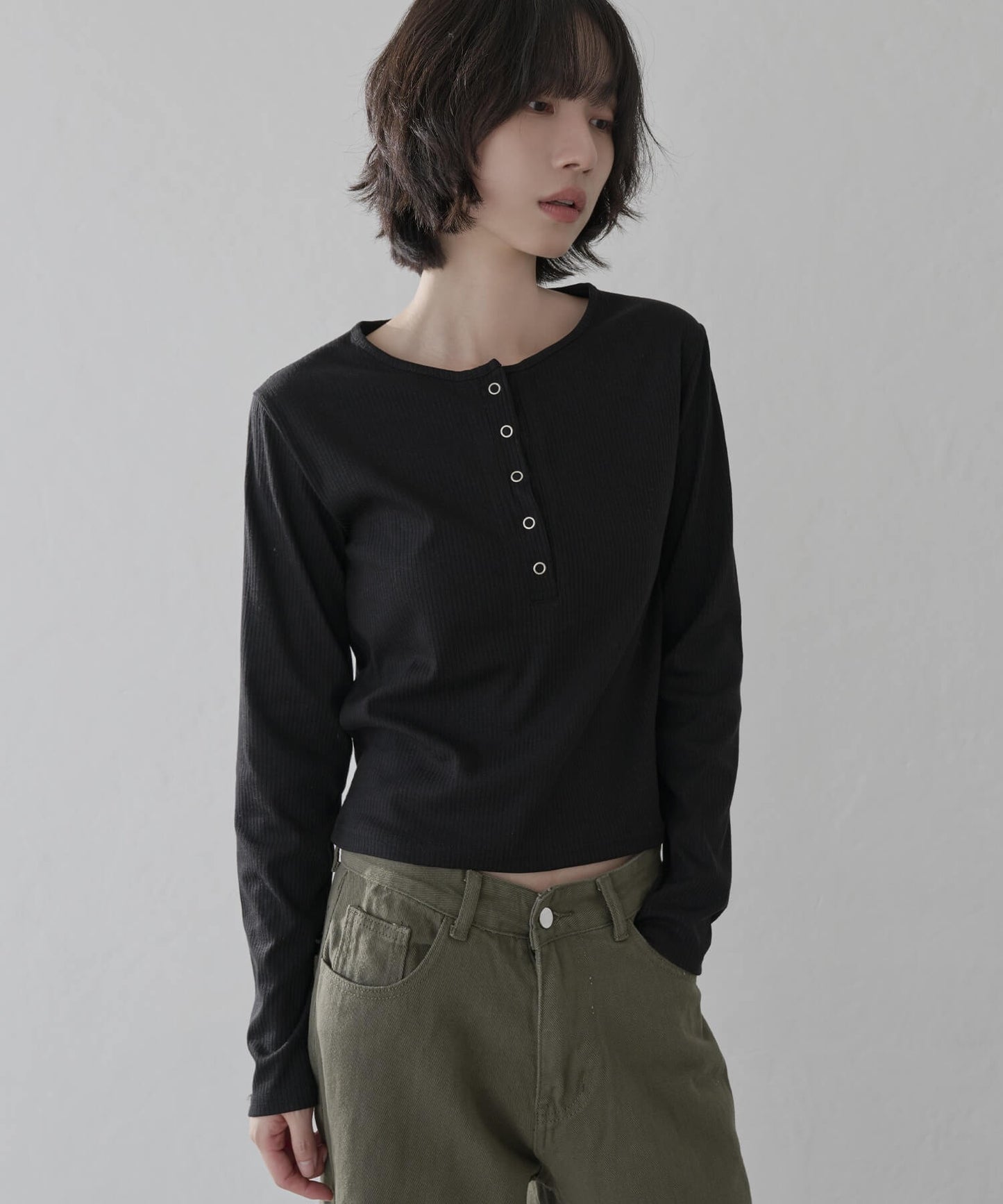 【UNE ORIGINAL】ヘンリーネックシルバースナップボタンシンプルTシャツカットソー
