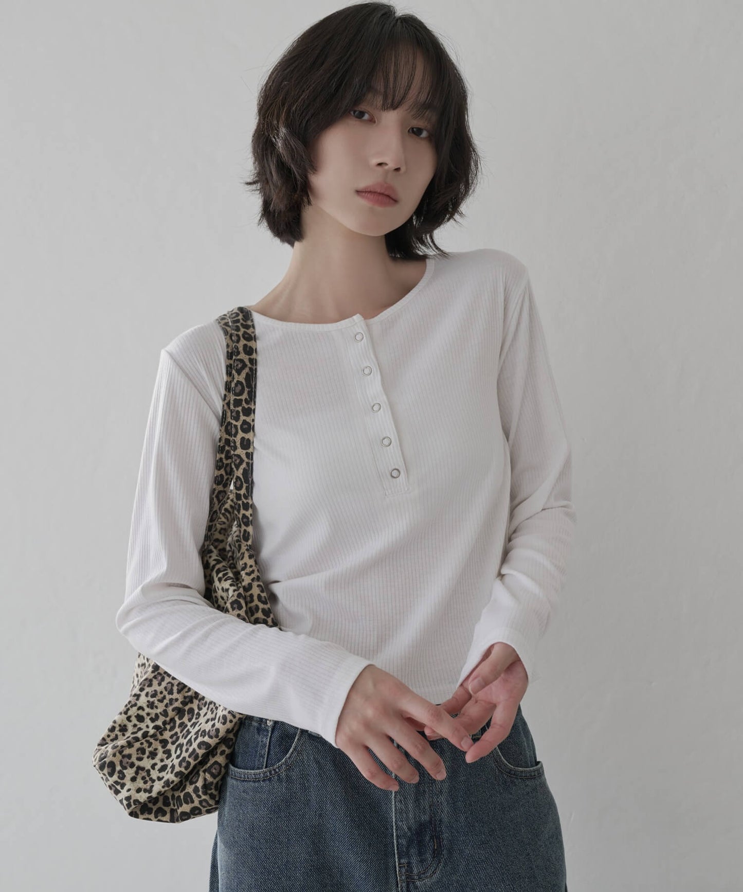 【UNE ORIGINAL】ヘンリーネックシルバースナップボタンシンプルTシャツカットソー
