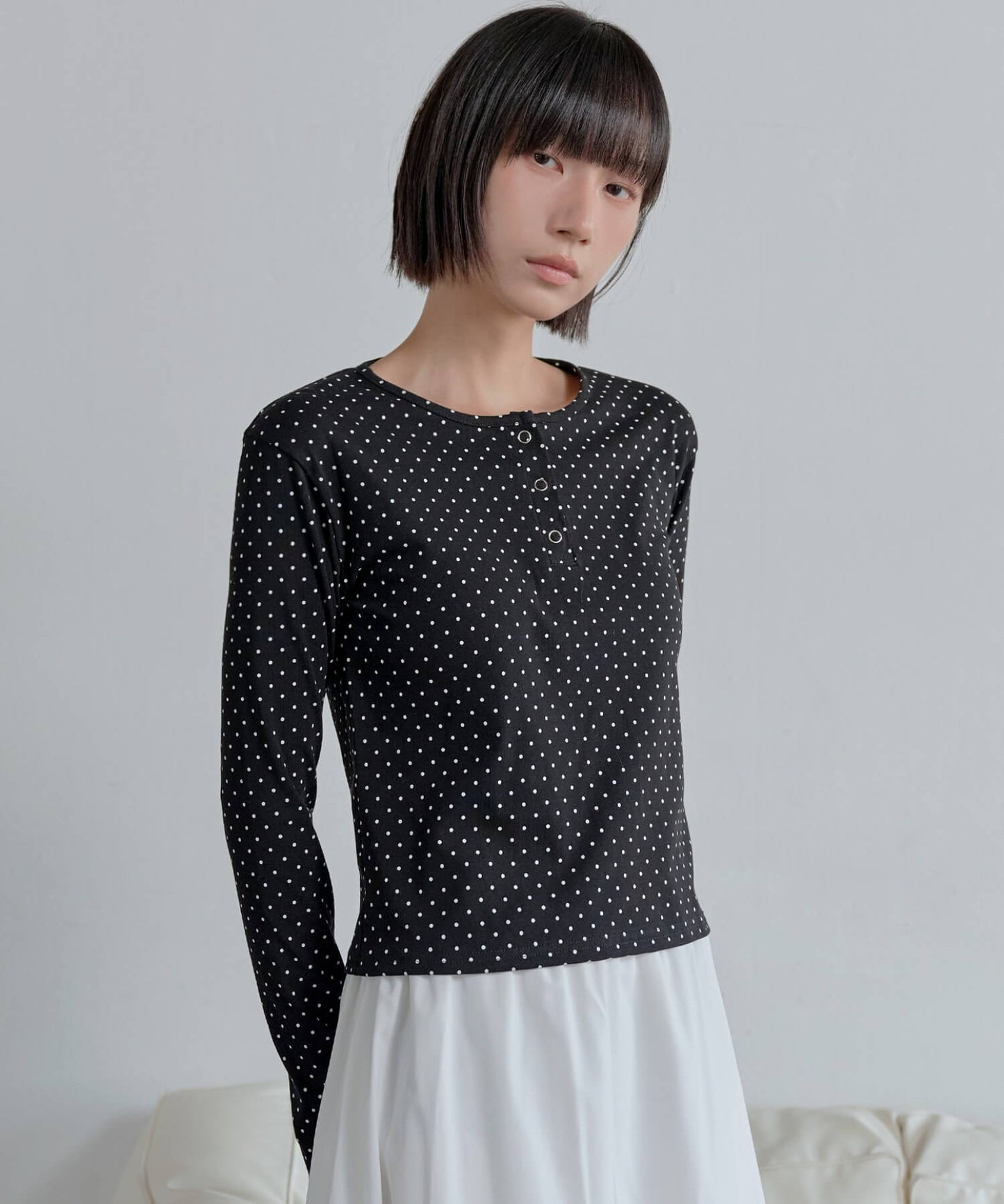 【UNE ORIGINAL】ヘンリーネックシルバースナップボタンドットパターンTシャツカットソー