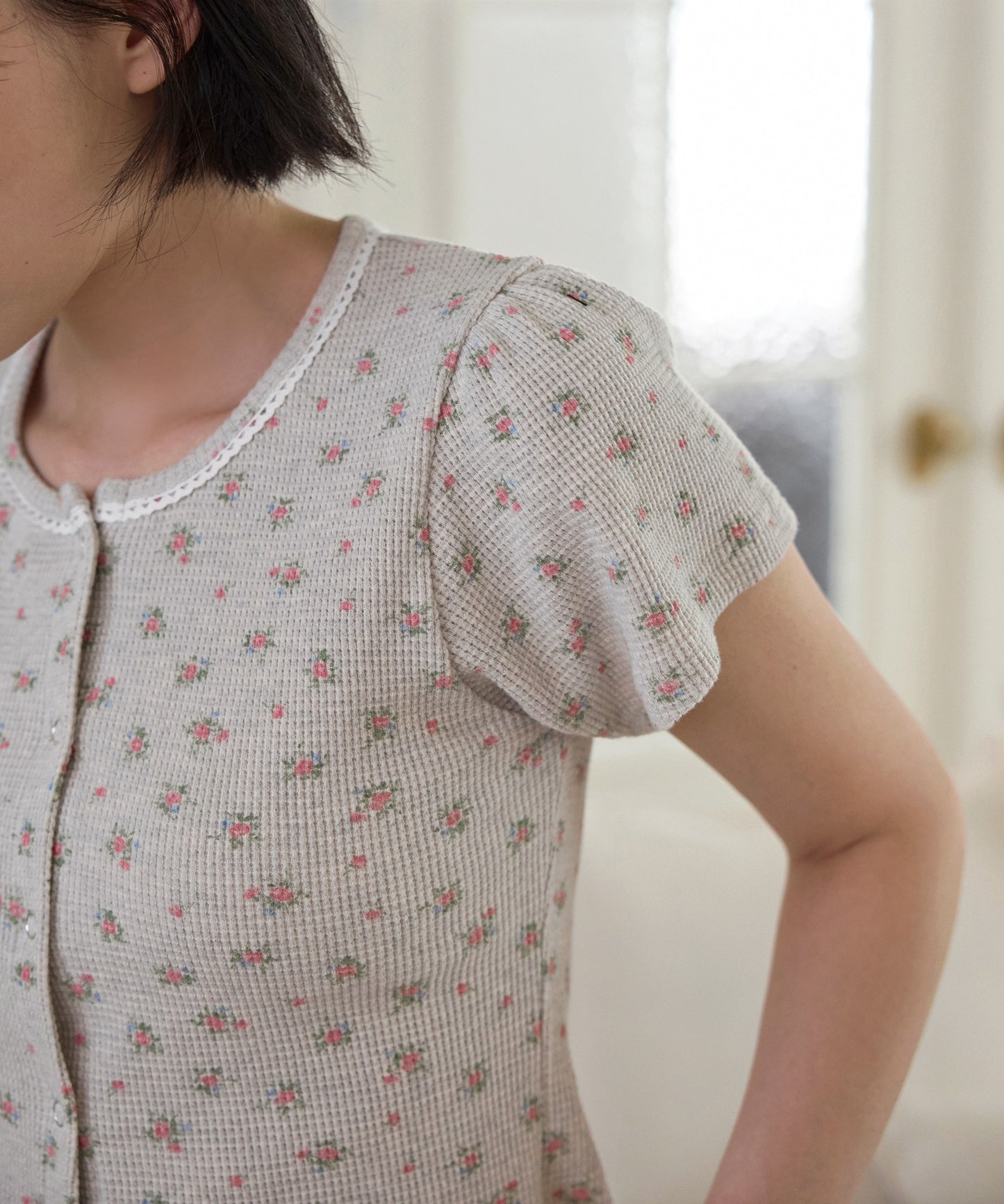【UNE ORIGINAL】 ワッフル素材×花柄シルバートットレーストリミングボタン半袖カーディガン
