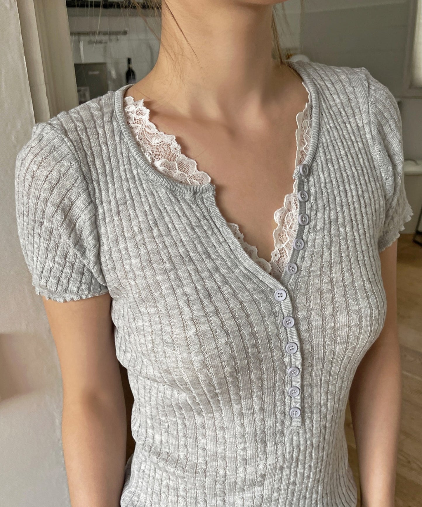 レイヤードレースVネックサマーニット