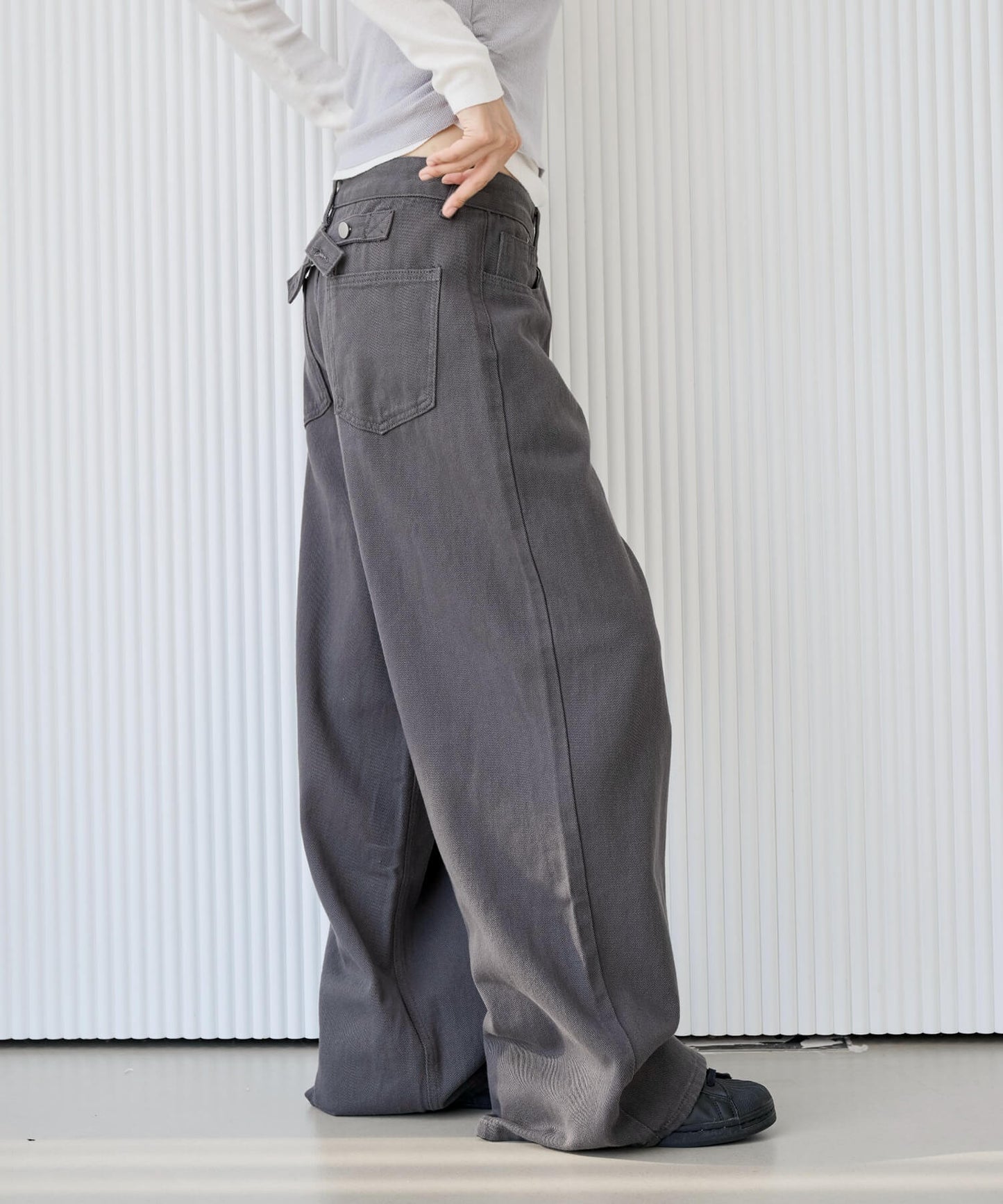 【UNISEX】【ボタンで自由にSIZE調節可能】バックボタンポイントワイドデニムパンツ