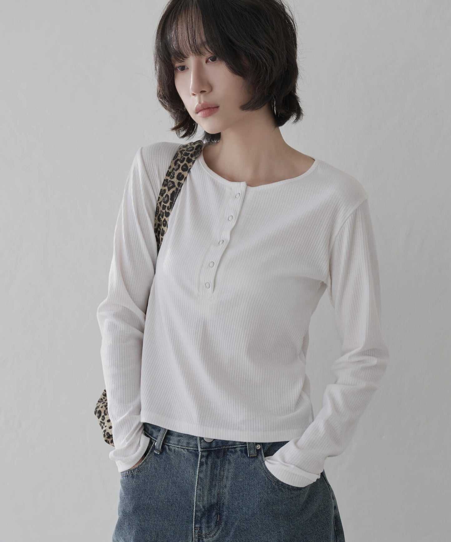 【UNE ORIGINAL】ヘンリーネックシルバースナップボタンシンプルTシャツカットソー