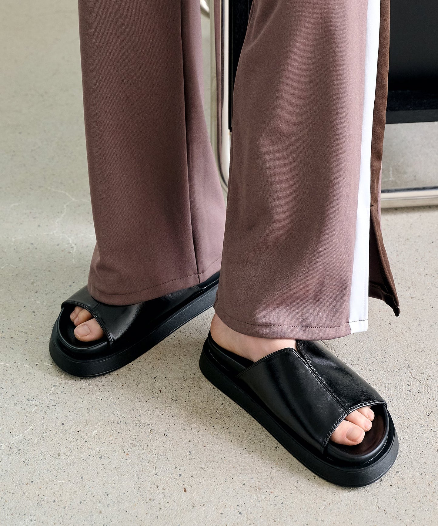 センターシームスリッパフェイクレザーサンダル