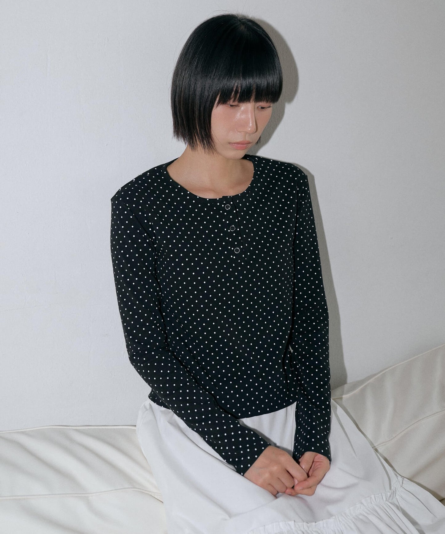 【UNE ORIGINAL】ヘンリーネックシルバースナップボタンドットパターンTシャツカットソー