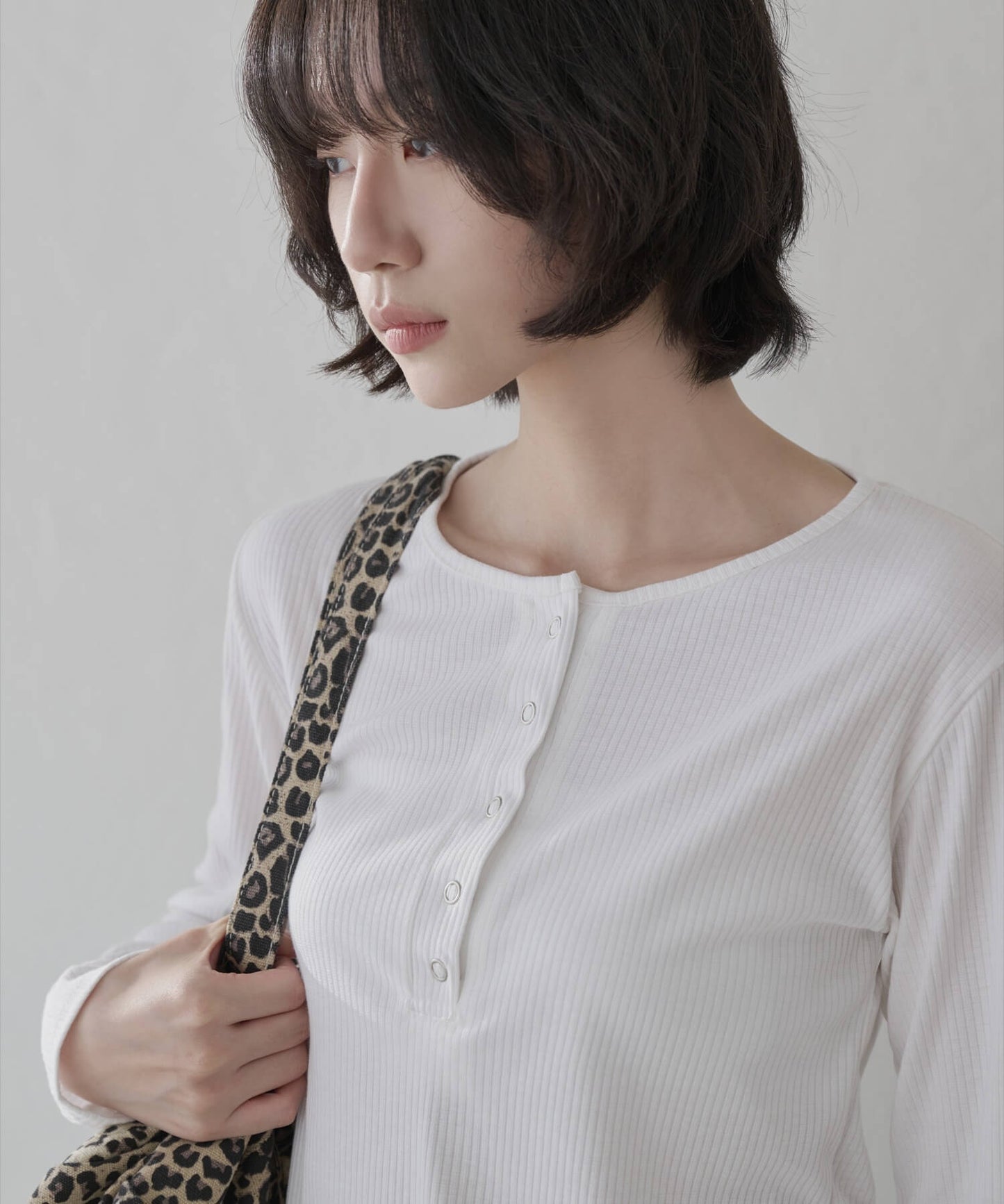【UNE ORIGINAL】ヘンリーネックシルバースナップボタンシンプルTシャツカットソー