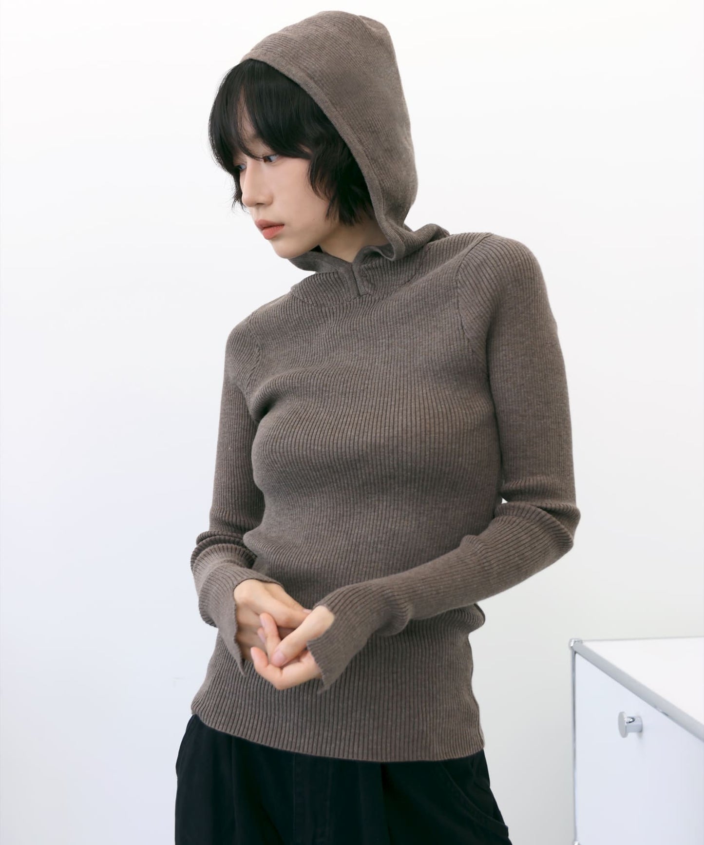 ユニークスリットフードリブニット