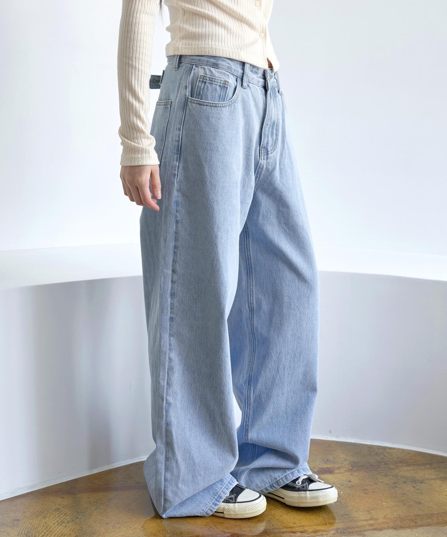 【UNISEX】【ボタンで自由にSIZE調節可能】バックボタンポイントワイドデニムパンツ