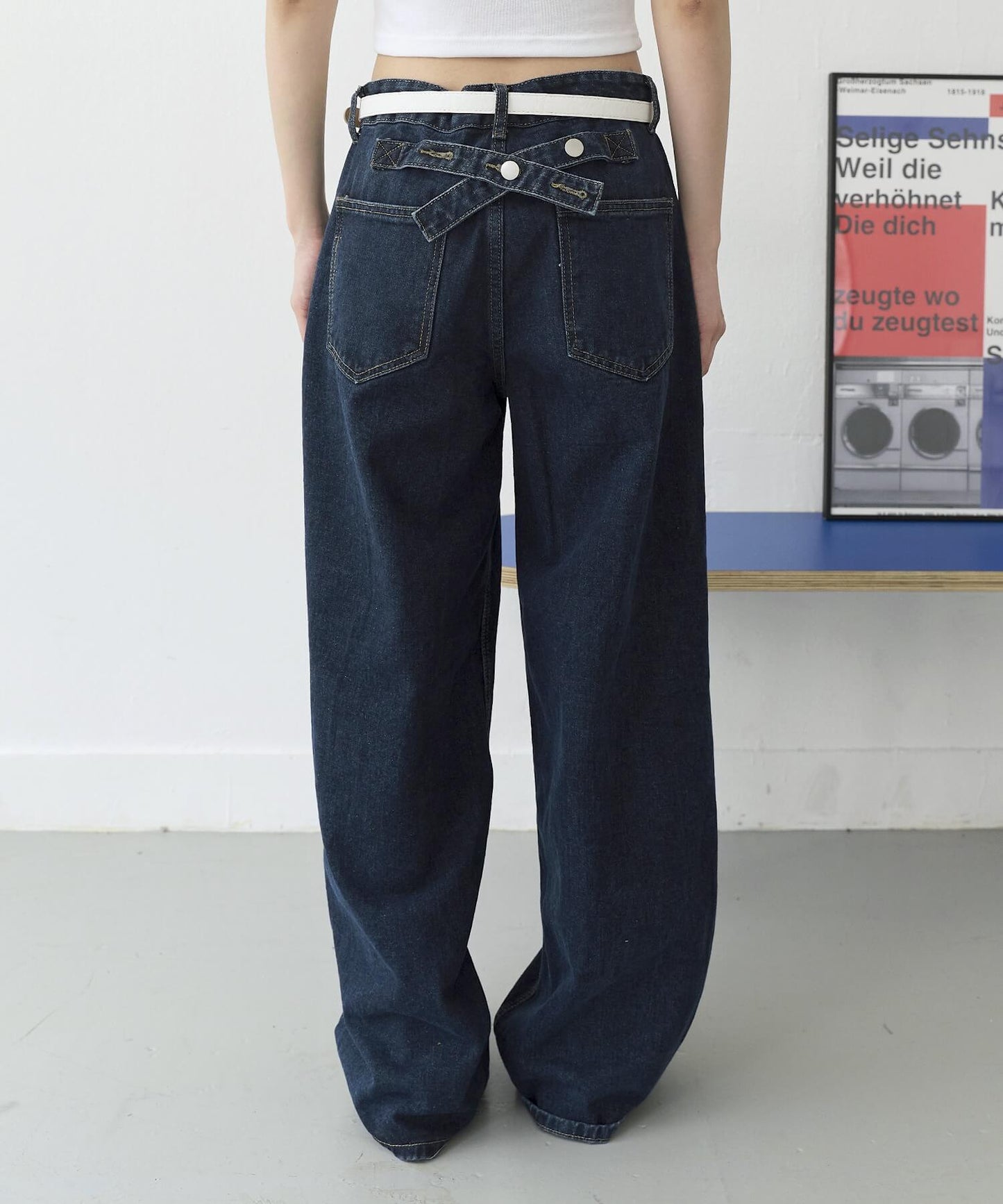 【UNISEX】【ボタンで自由にSIZE調節可能】バックボタンポイントワイドデニムパンツ