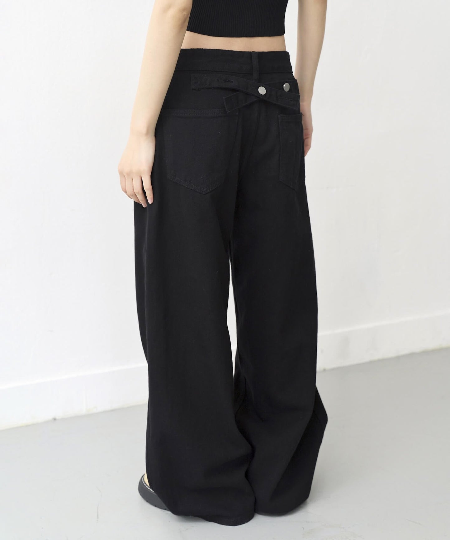 【UNISEX】【ボタンで自由にSIZE調節可能】バックボタンポイントワイドデニムパンツ