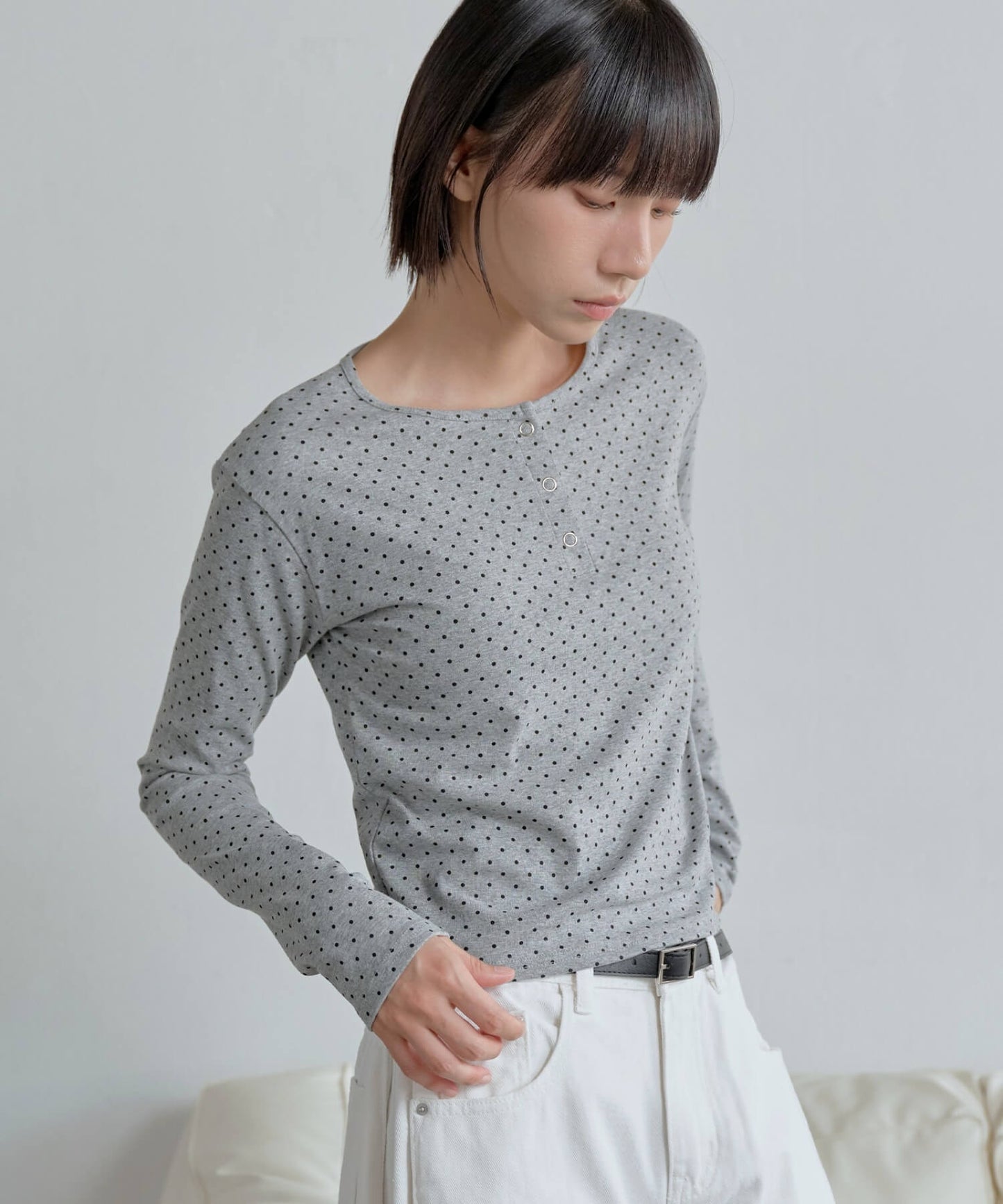 【UNE ORIGINAL】ヘンリーネックシルバースナップボタンドットパターンTシャツカットソー