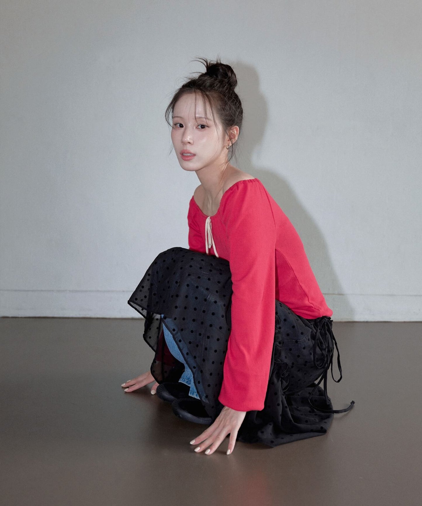 【UNE ORIGINAL】【オフショル、ワンショル、ラウンド3way仕様】フロントリボンラブリーフラワーパンチングオフショルダーカットソー