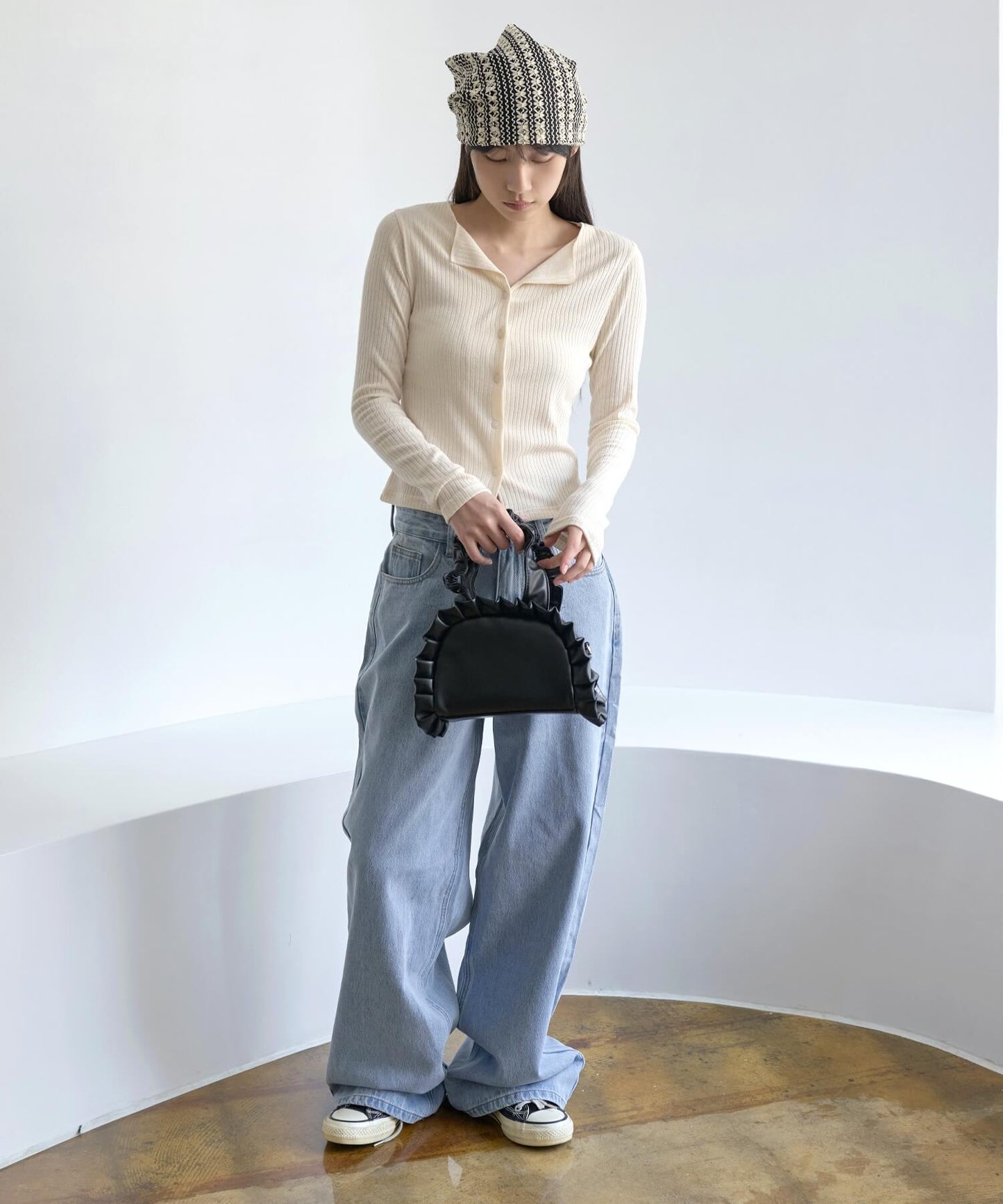 【UNISEX】【ボタンで自由にSIZE調節可能】バックボタンポイントワイドデニムパンツ