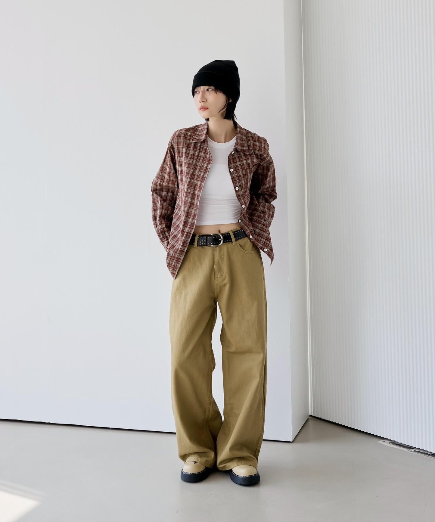 【UNISEX】【ボタンで自由にSIZE調節可能】バックボタンポイントワイドデニムパンツ
