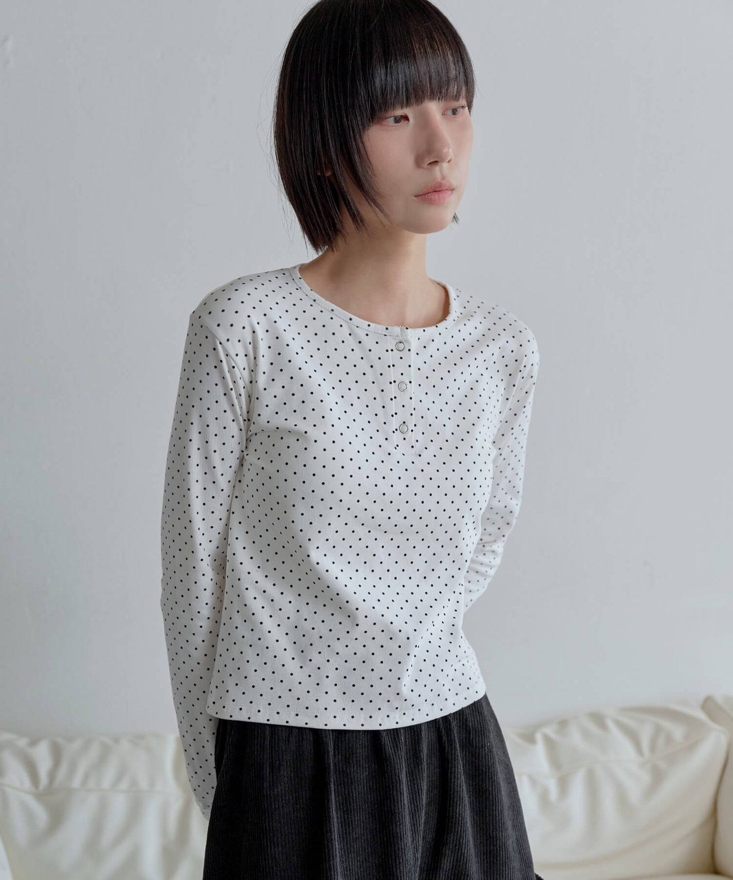 【UNE ORIGINAL】ヘンリーネックシルバースナップボタンドットパターンTシャツカットソー
