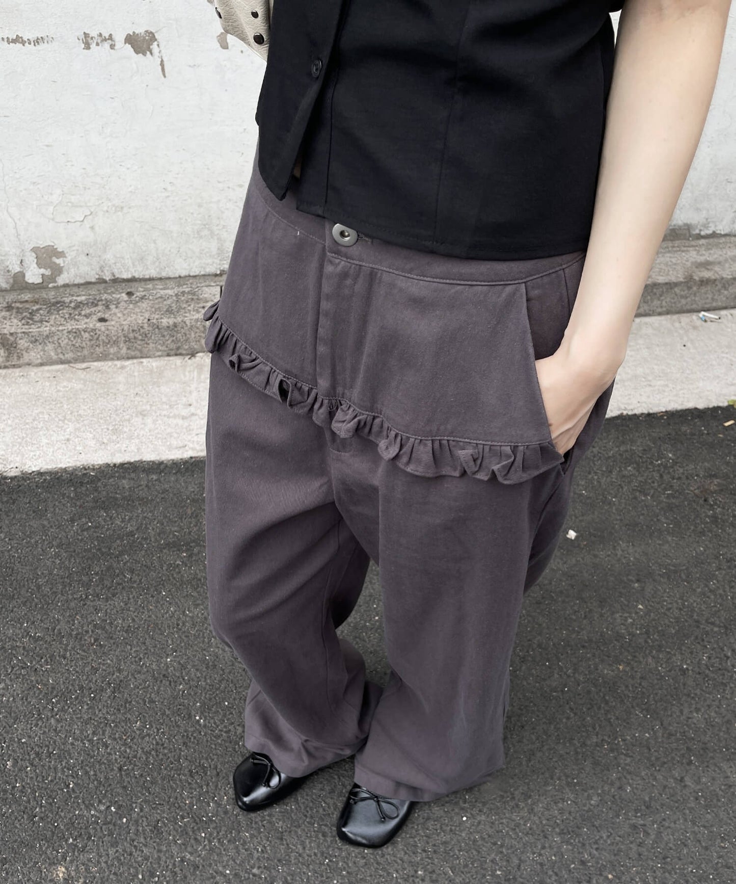 フロントフリルポイントコットンローライズワイドシルエットパンツ