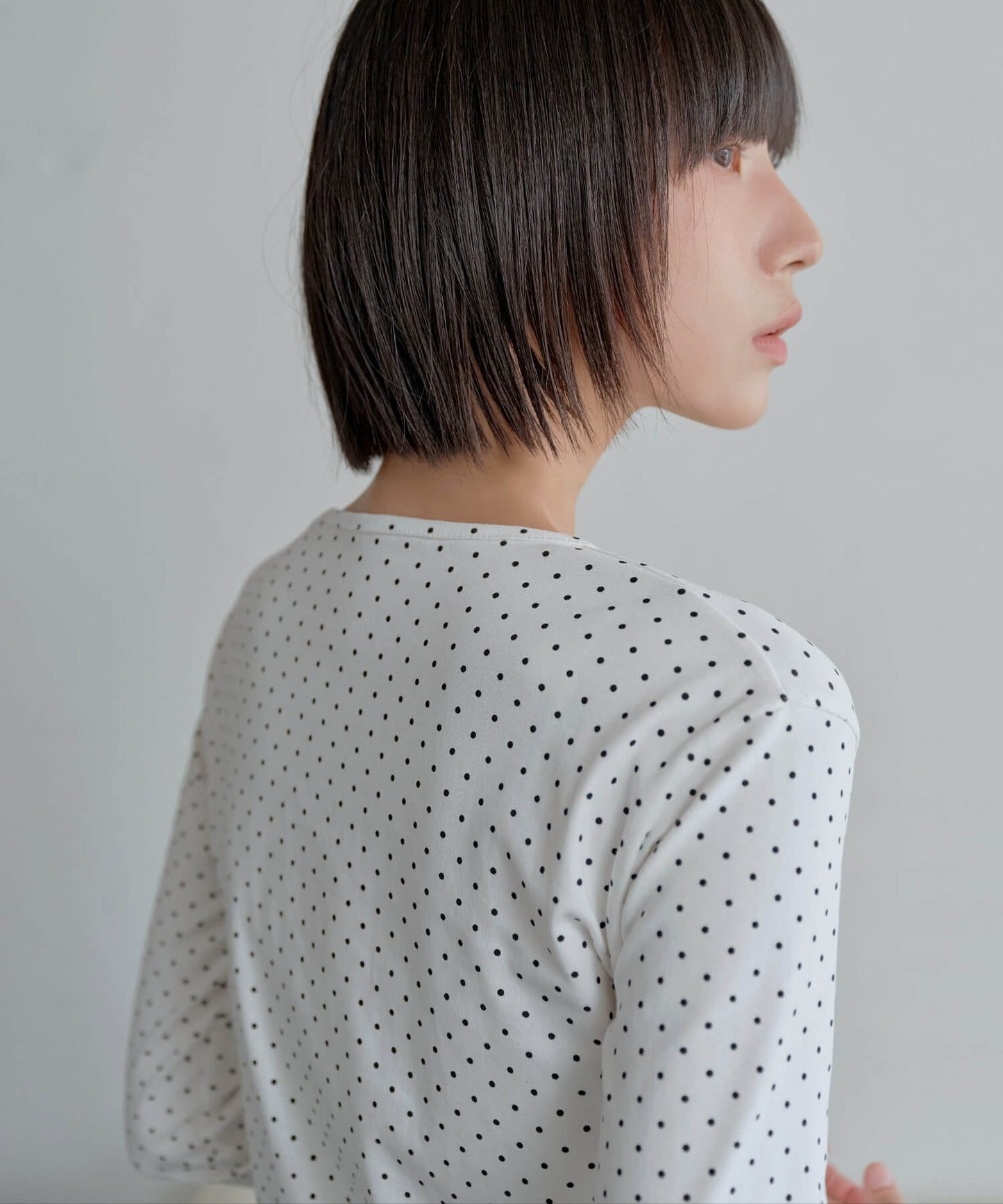 【UNE ORIGINAL】ヘンリーネックシルバースナップボタンドットパターンTシャツカットソー