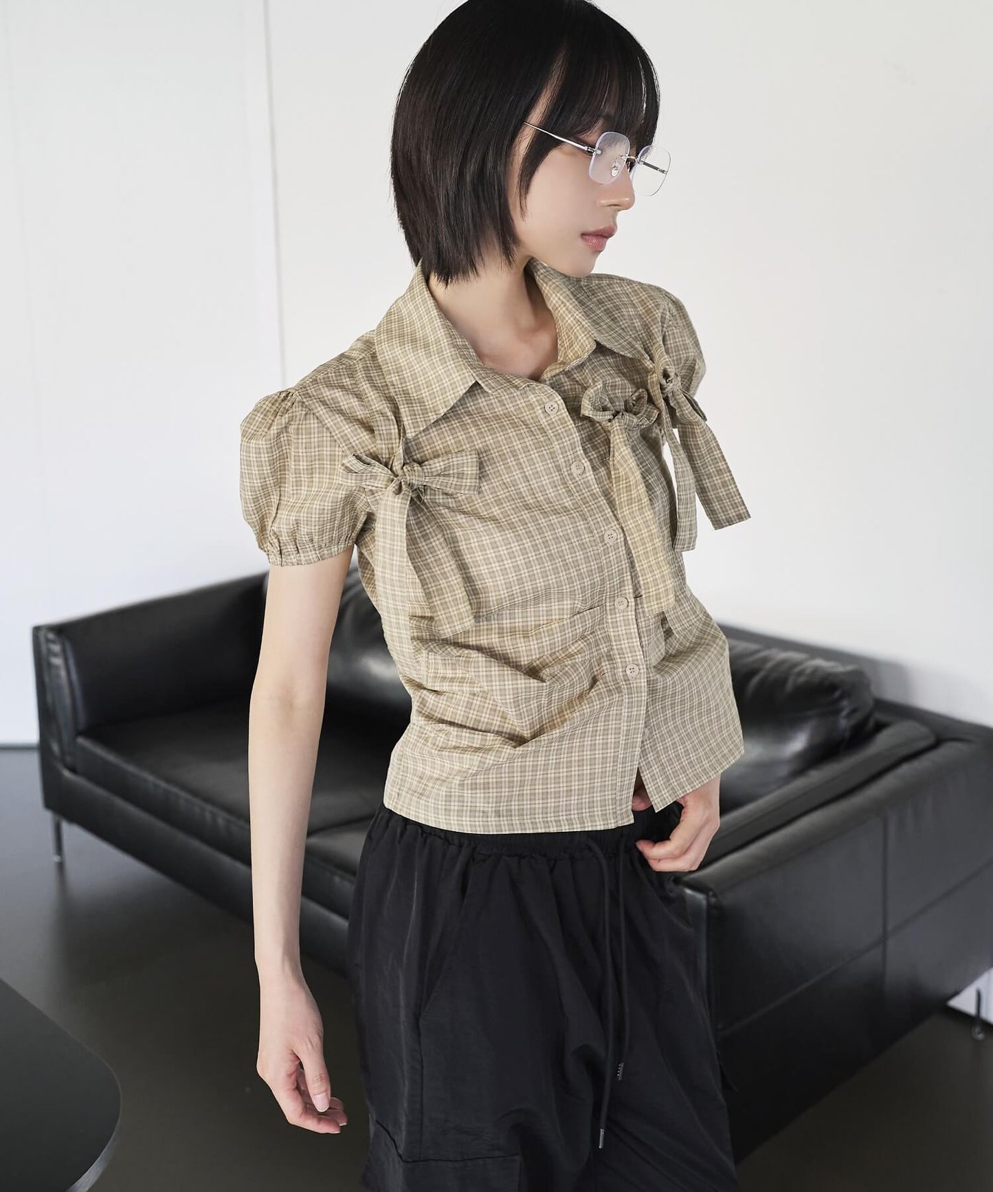 [UNE ORIGINAL]ショルダーパフサイドピンタックユニークリボンチェックブラウスシャツ