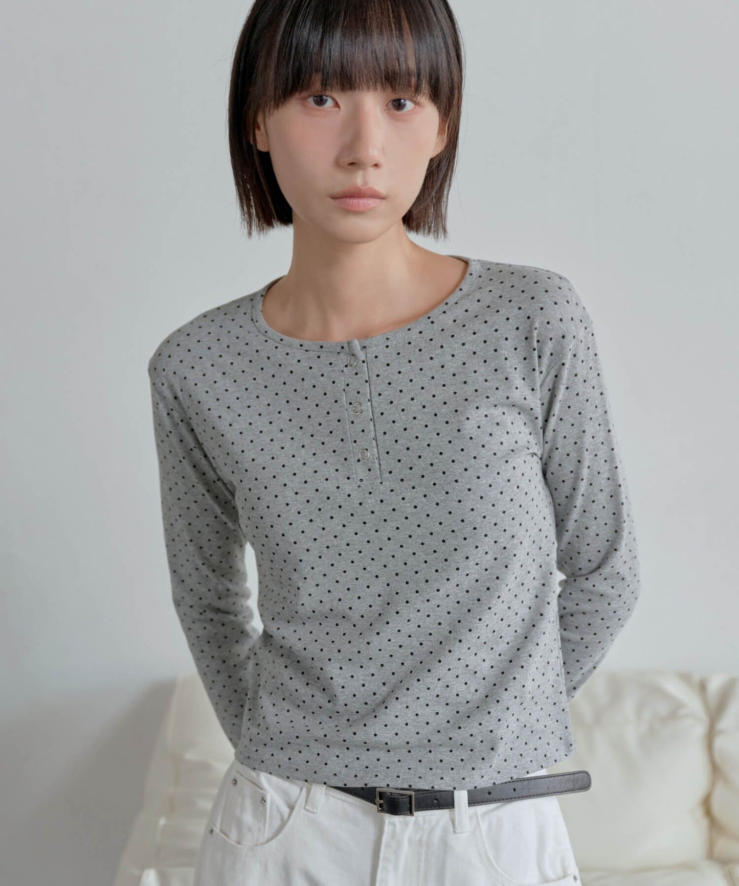 【UNE ORIGINAL】ヘンリーネックシルバースナップボタンドットパターンTシャツカットソー