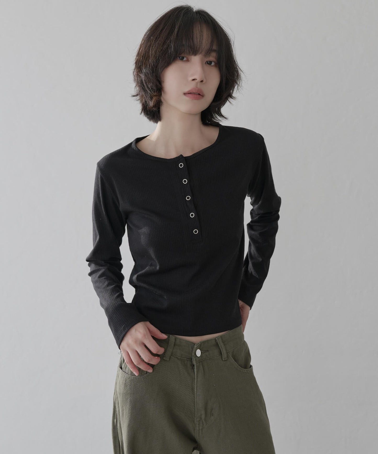 【UNE ORIGINAL】ヘンリーネックシルバースナップボタンシンプルTシャツカットソー