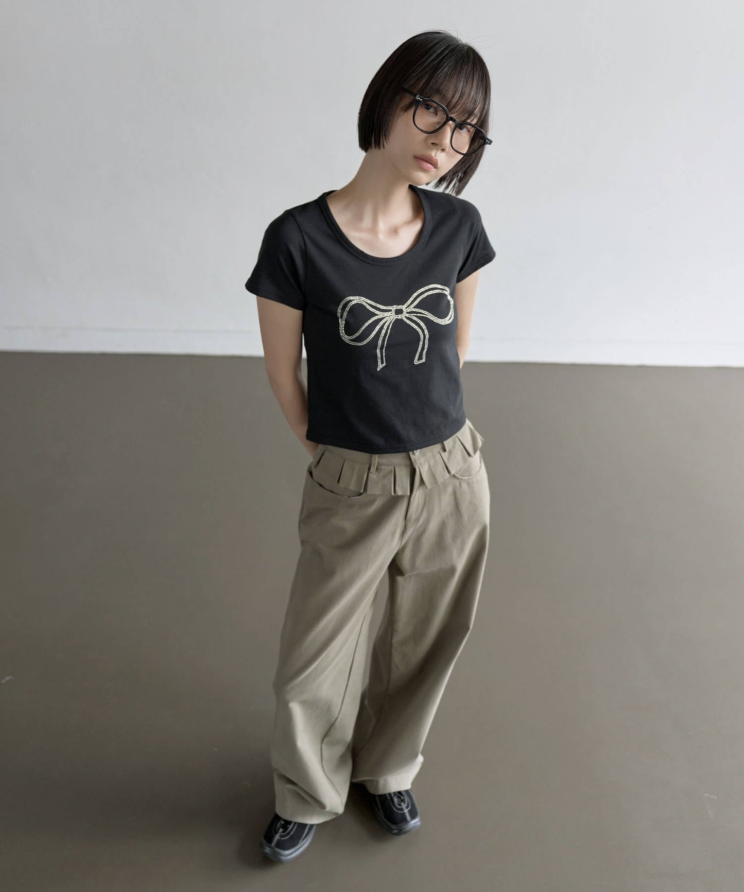 【UNE ORIGINAL】シルバーキラキラストーンズセミクロップド半袖Tシャツカットソー