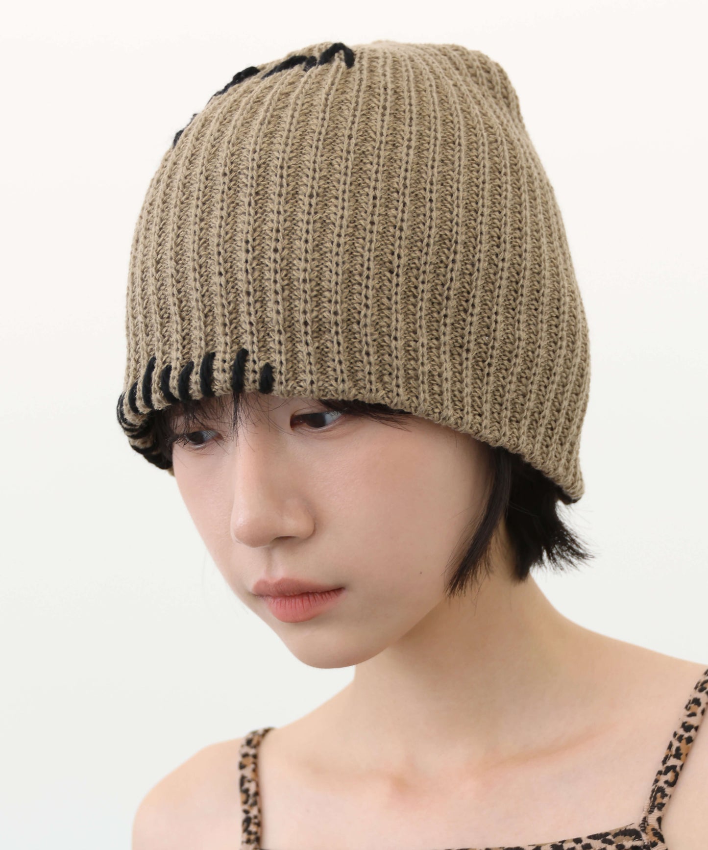 ユニークステッチ刺繍ニットビニー