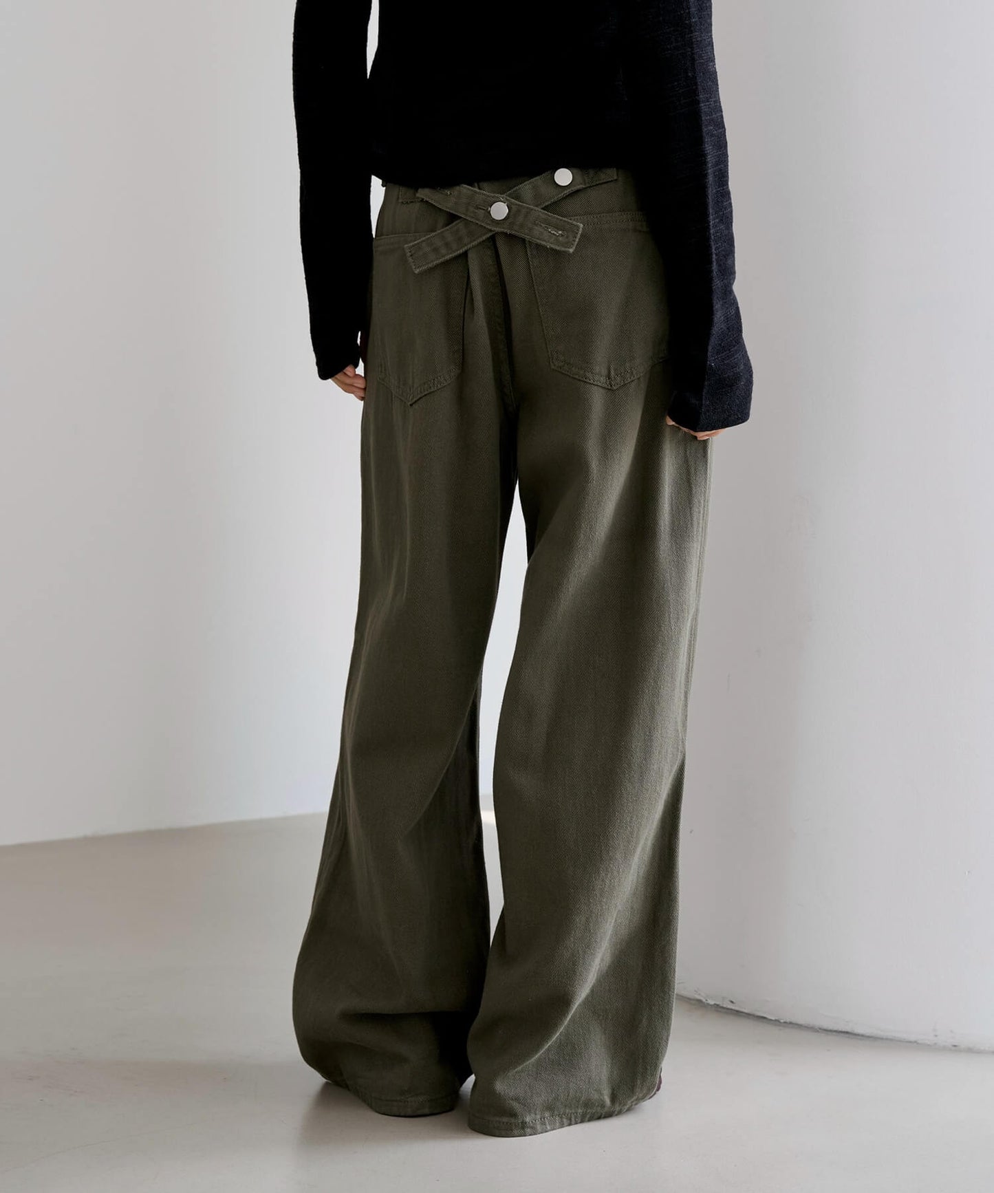 【UNISEX】【ボタンで自由にSIZE調節可能】バックボタンポイントワイドデニムパンツ