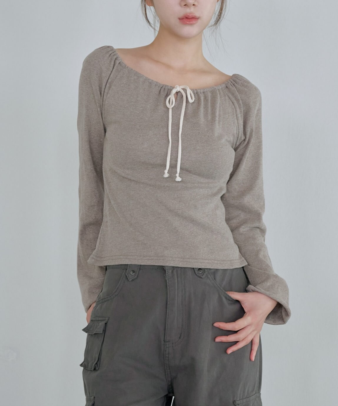 【UNE ORIGINAL】【オフショル、ワンショル、ラウンド3way仕様】フロントリボンラブリーフラワーパンチングオフショルダーカットソー