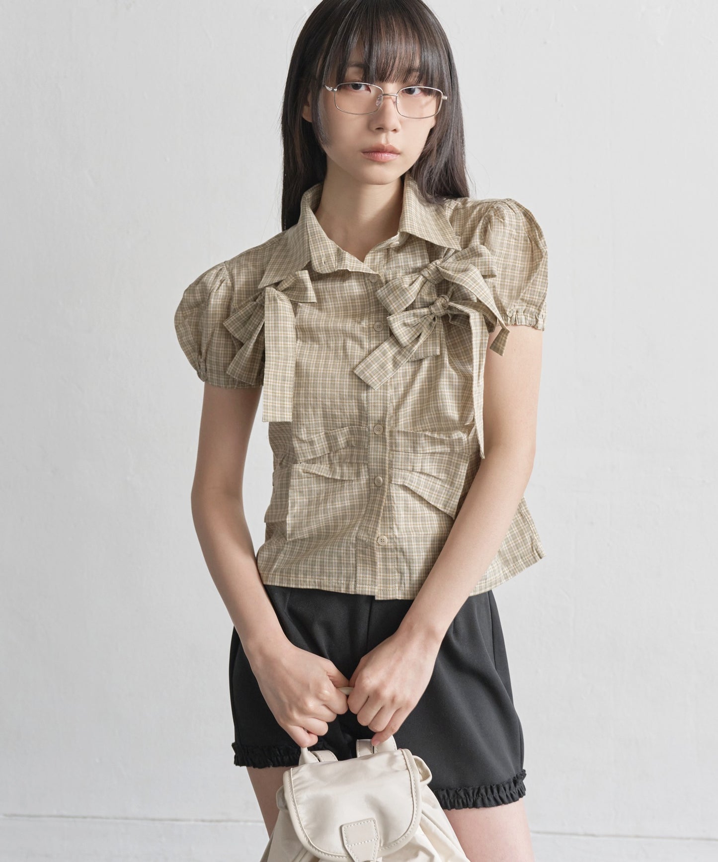 [UNE ORIGINAL]ショルダーパフサイドピンタックユニークリボンチェックブラウスシャツ