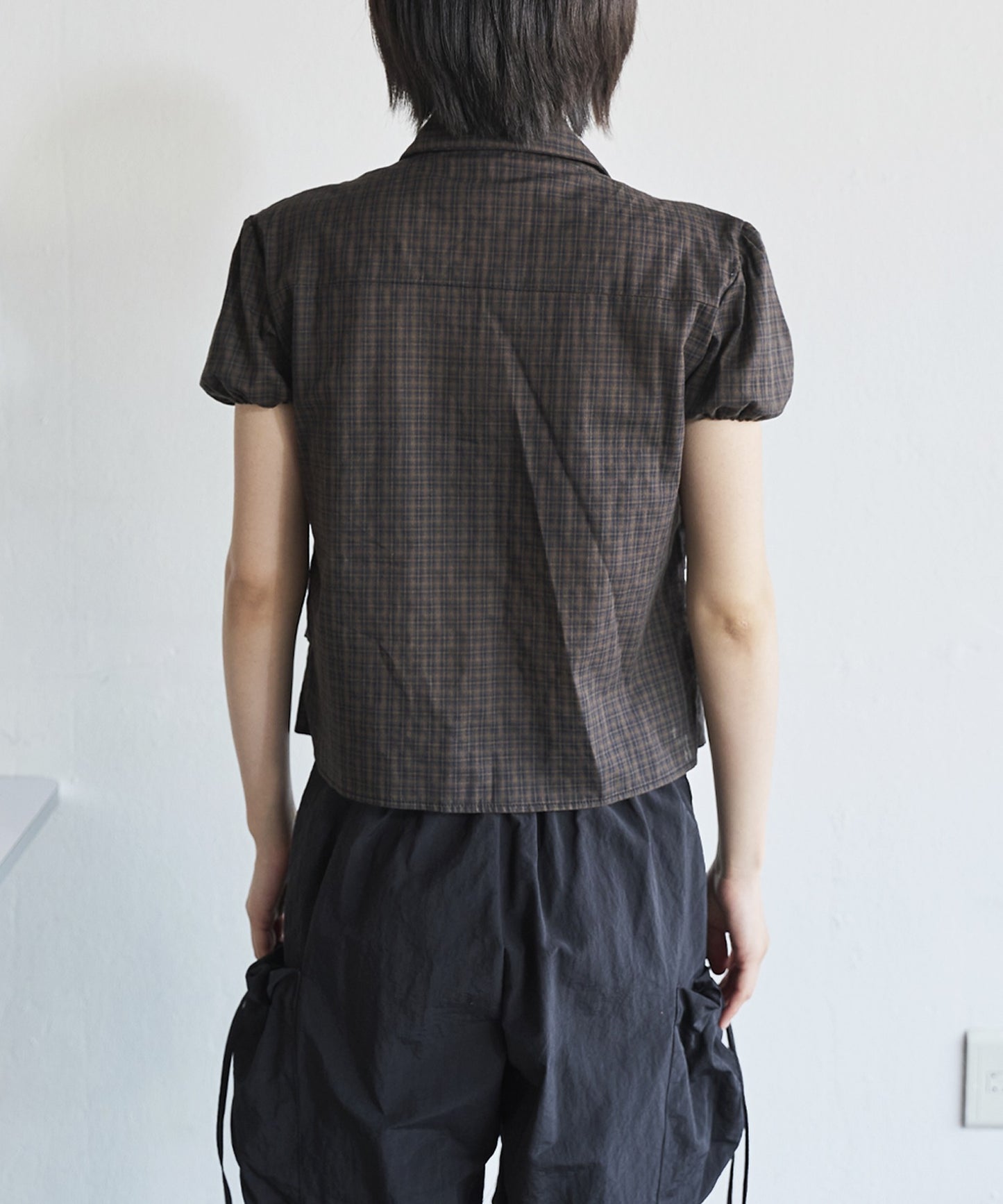 [UNE ORIGINAL]ショルダーパフサイドピンタックユニークリボンチェックブラウスシャツ