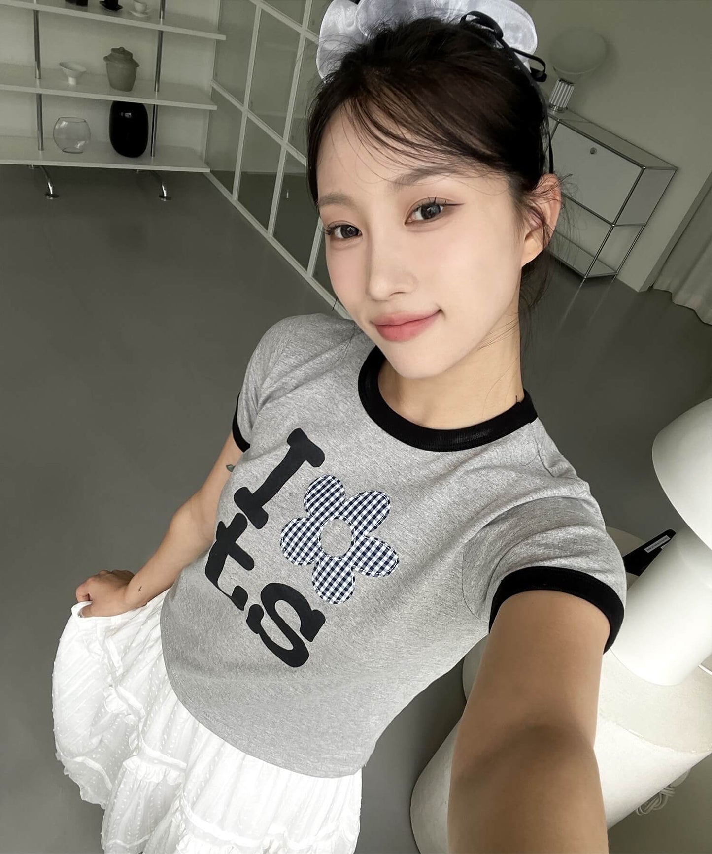チェックパターンユニークフラワーアプリケットロゴクロップド半袖Ｔシャツ