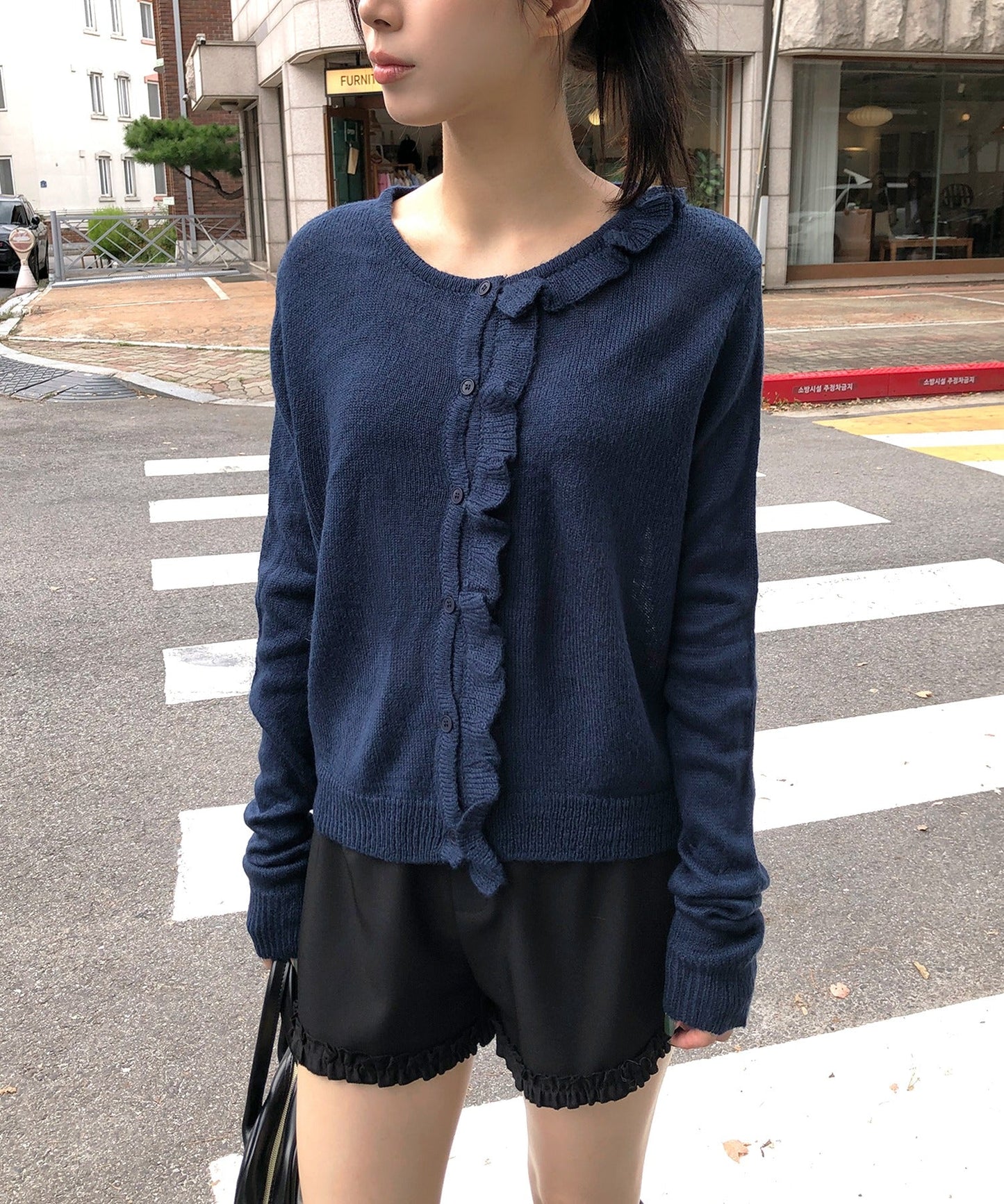 ラウンドネックアシメフリルソフトニットカーディガン