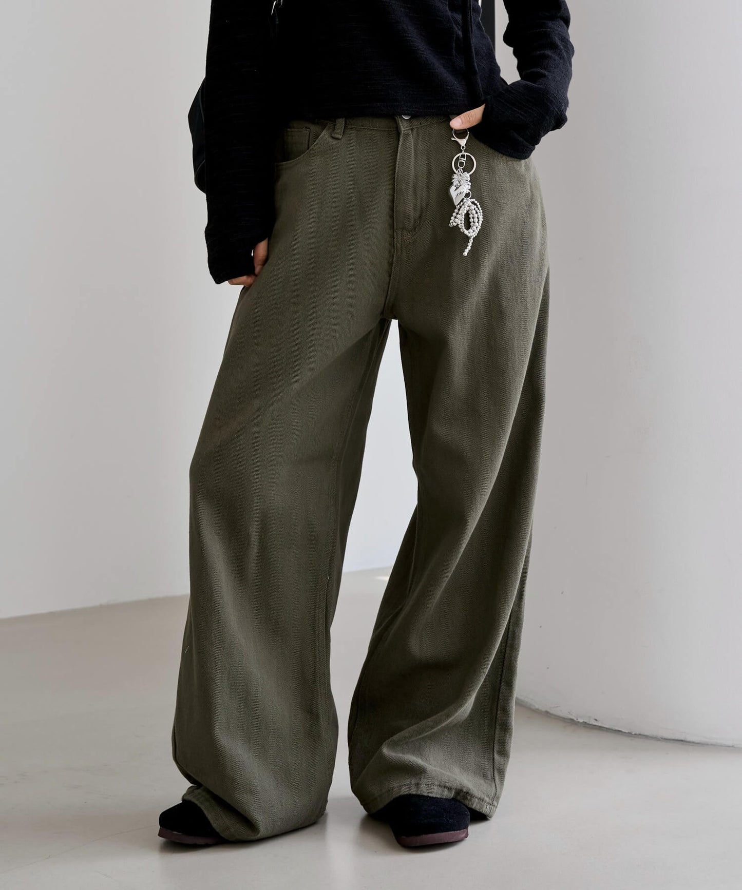 【UNISEX】【ボタンで自由にSIZE調節可能】バックボタンポイントワイドデニムパンツ