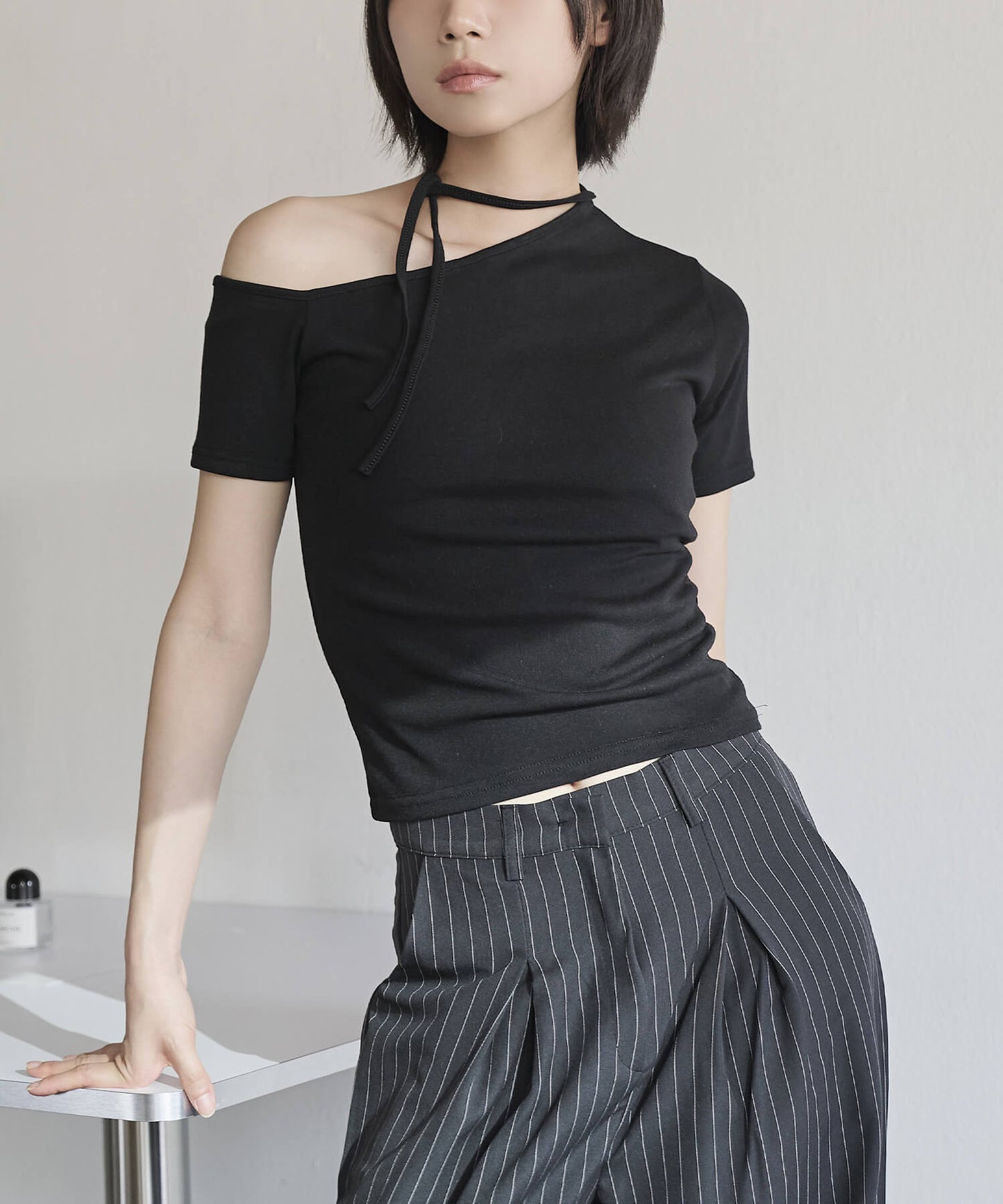 [UNE ORIGINAL]ワンオフショルダーチョーカーリボンTシャツカットソー