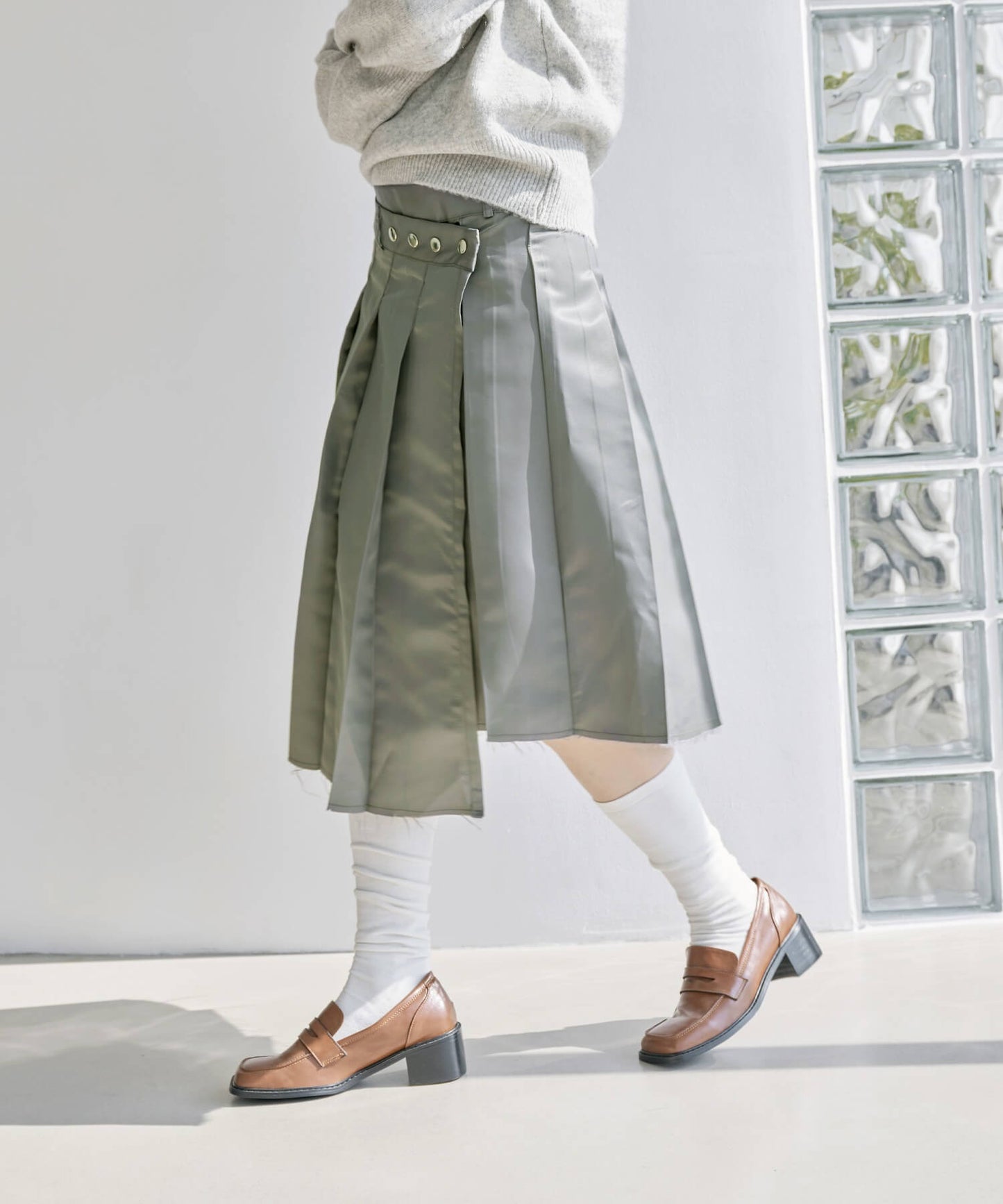 サイズ調節可能アンバランススナッププリーツラップスカート