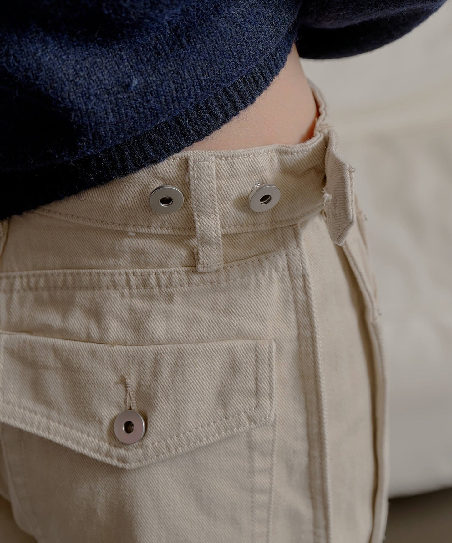 【裾のボタンでシルエット調節可能】 サイドウエストボタンタックポイントワイドカラーチノパンツ