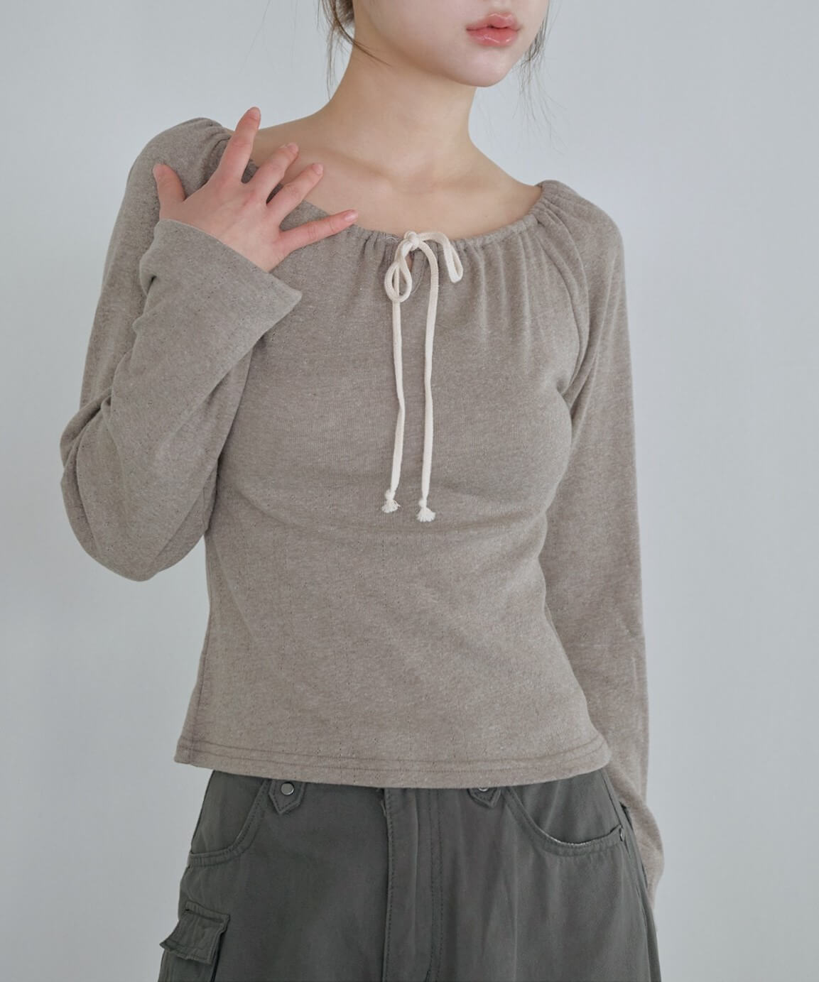 【UNE ORIGINAL】【オフショル、ワンショル、ラウンド3way仕様】フロントリボンラブリーフラワーパンチングオフショルダーカットソー