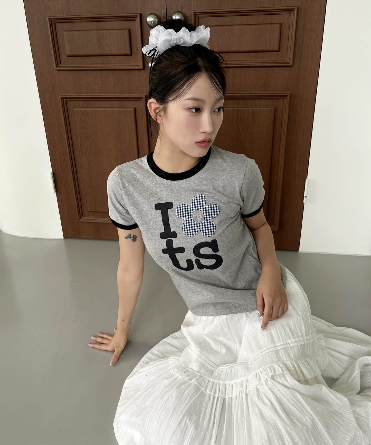 チェックパターンユニークフラワーアプリケットロゴクロップド半袖Ｔシャツ