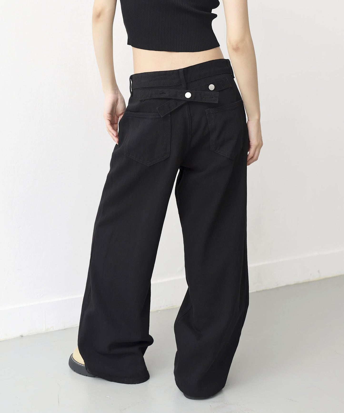 【UNISEX】【ボタンで自由にSIZE調節可能】バックボタンポイントワイドデニムパンツ