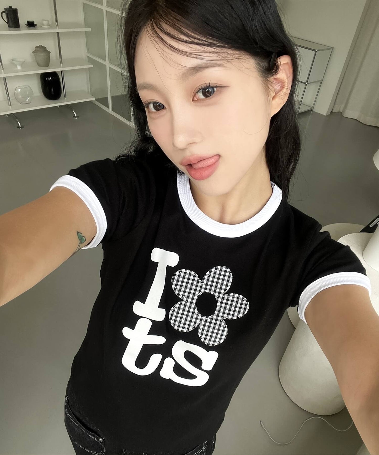 チェックパターンユニークフラワーアプリケットロゴクロップド半袖Ｔシャツ