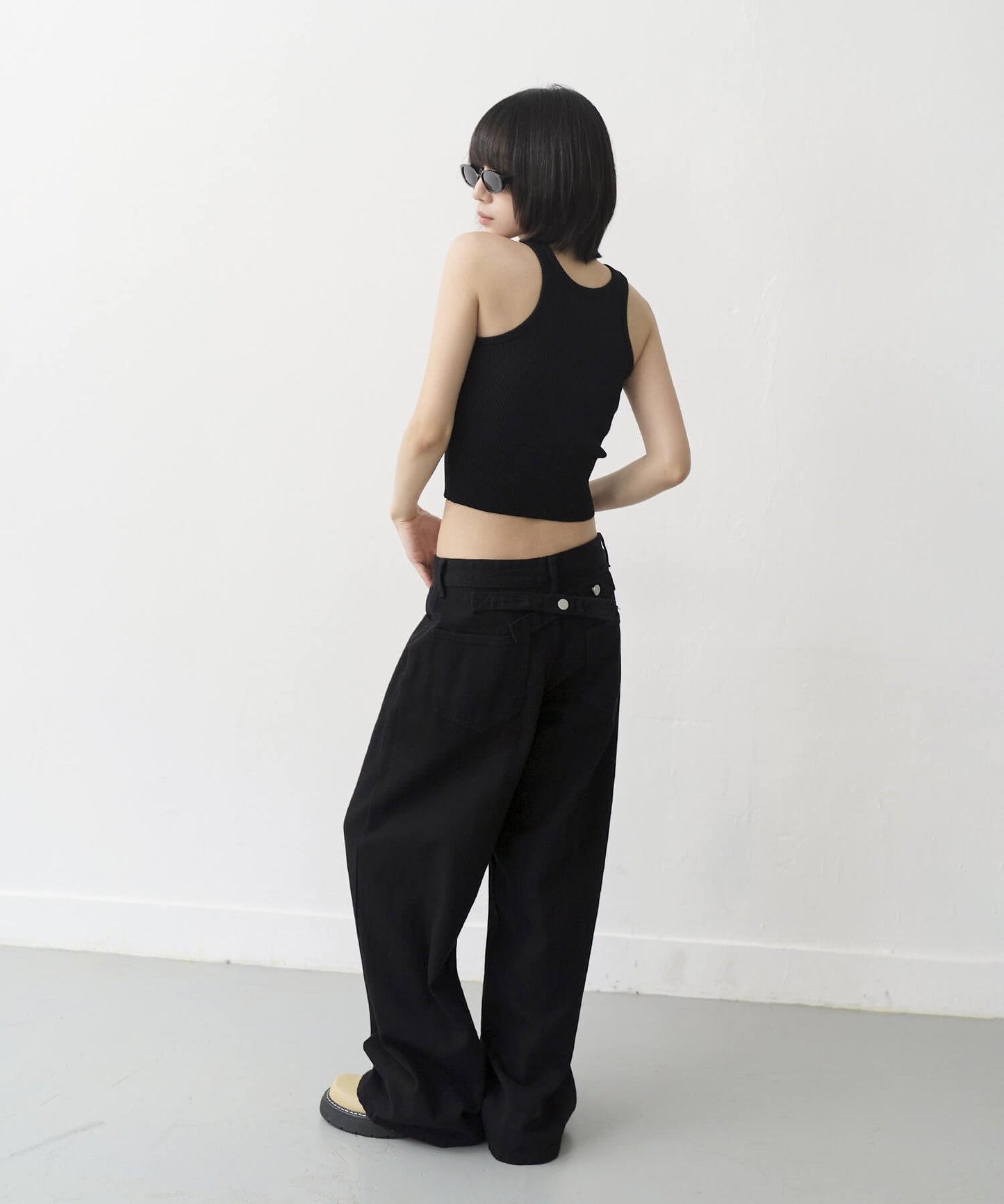 【UNISEX】【ボタンで自由にSIZE調節可能】バックボタンポイントワイドデニムパンツ