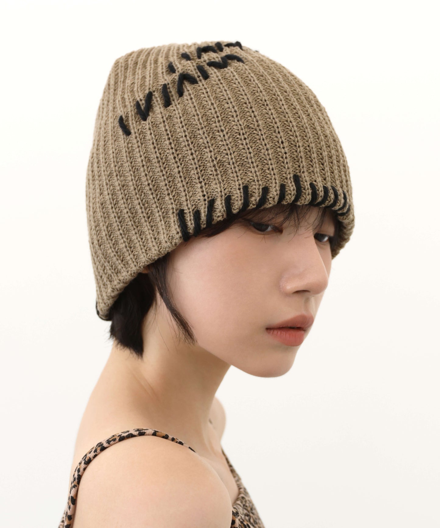 ユニークステッチ刺繍ニットビニー