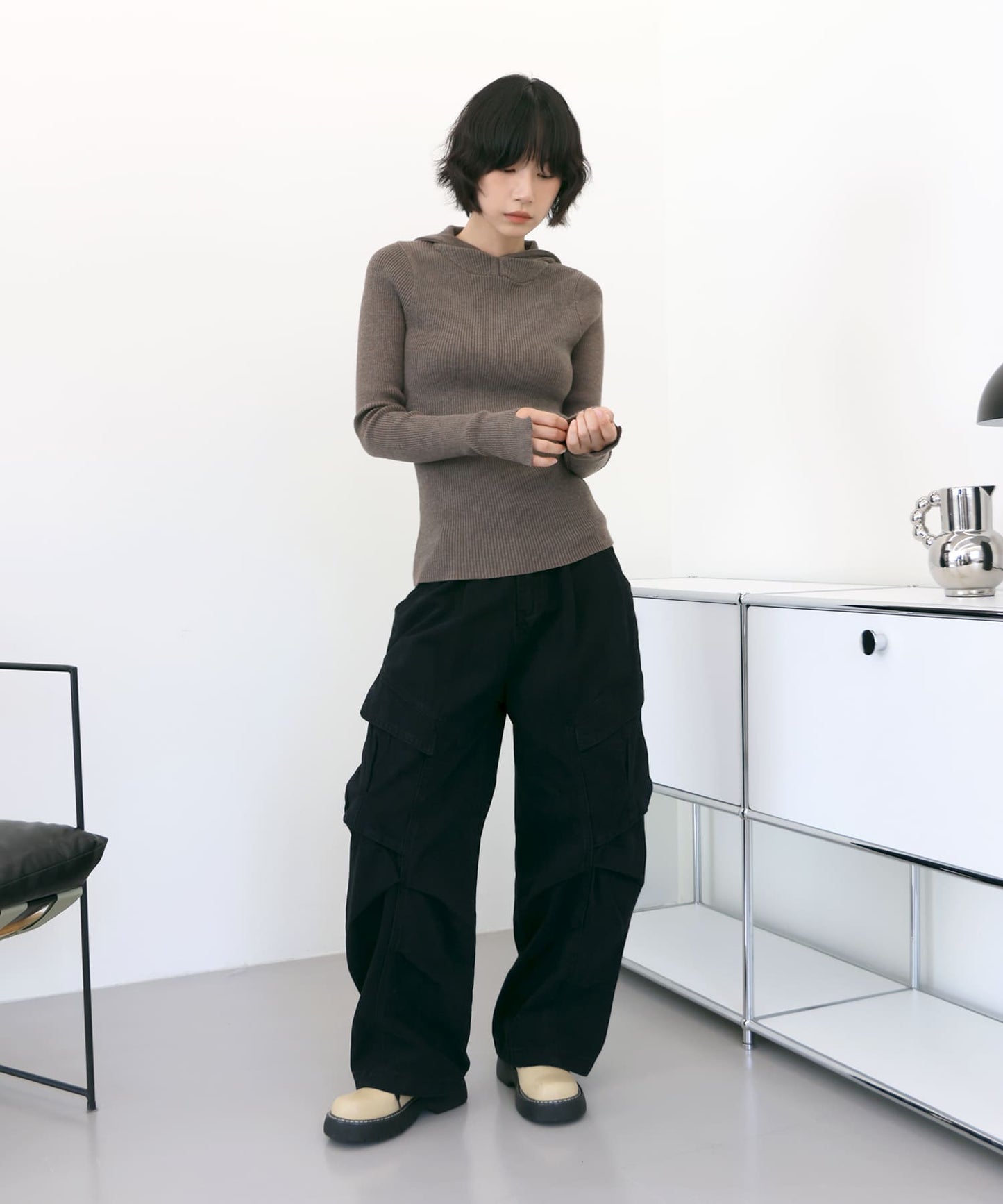 ユニークスリットフードリブニット