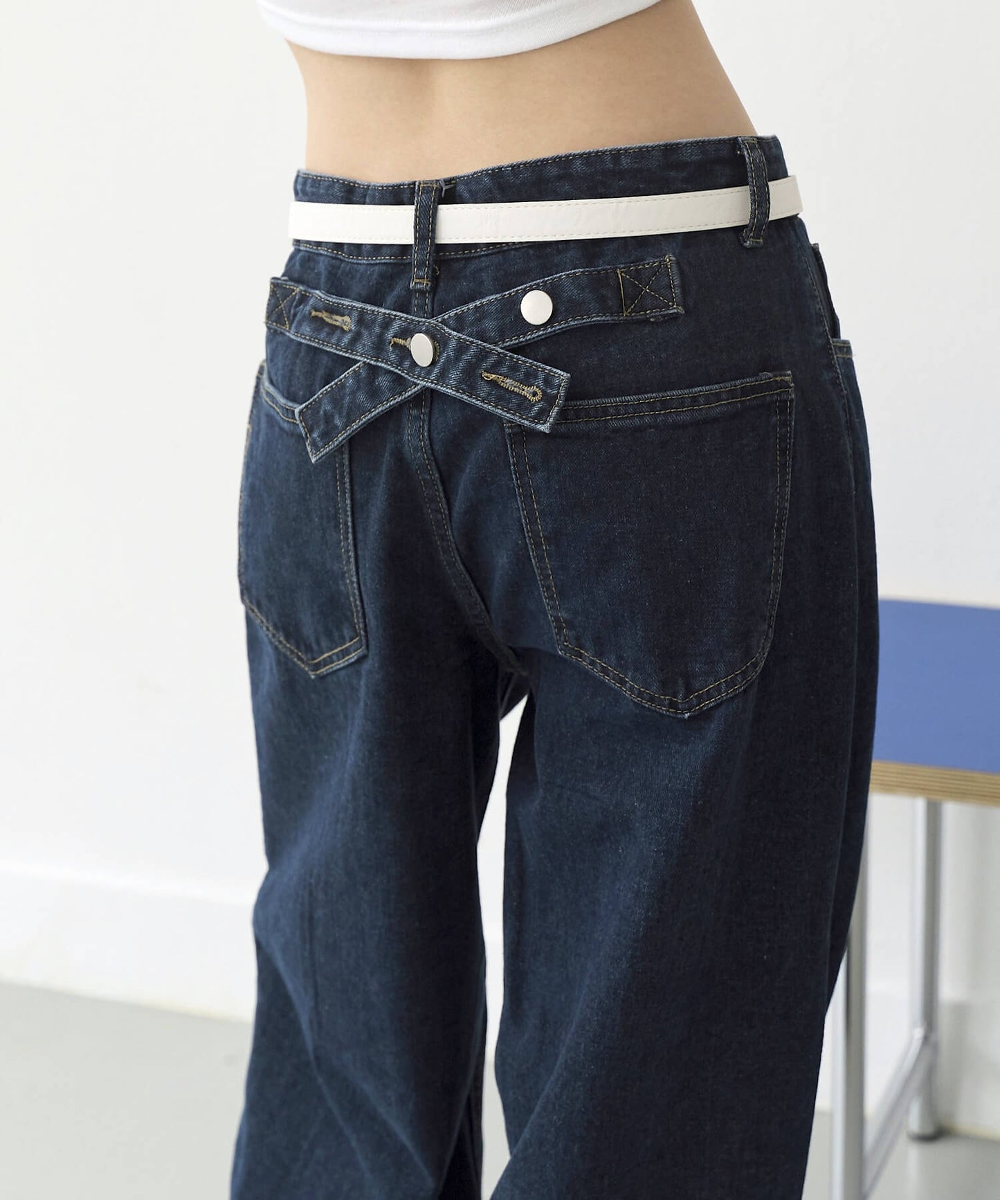 【UNISEX】【ボタンで自由にSIZE調節可能】バックボタンポイントワイドデニムパンツ