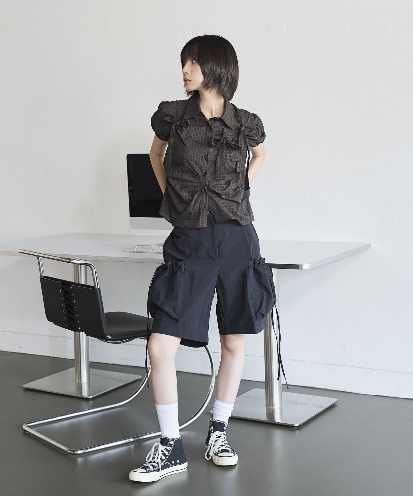 [UNE ORIGINAL]ショルダーパフサイドピンタックユニークリボンチェックブラウスシャツ