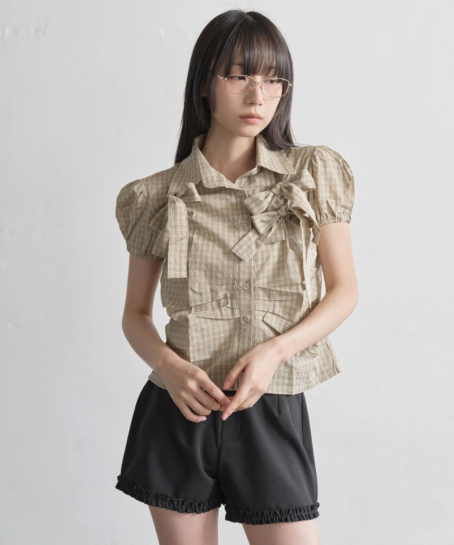 [UNE ORIGINAL]ショルダーパフサイドピンタックユニークリボンチェックブラウスシャツ