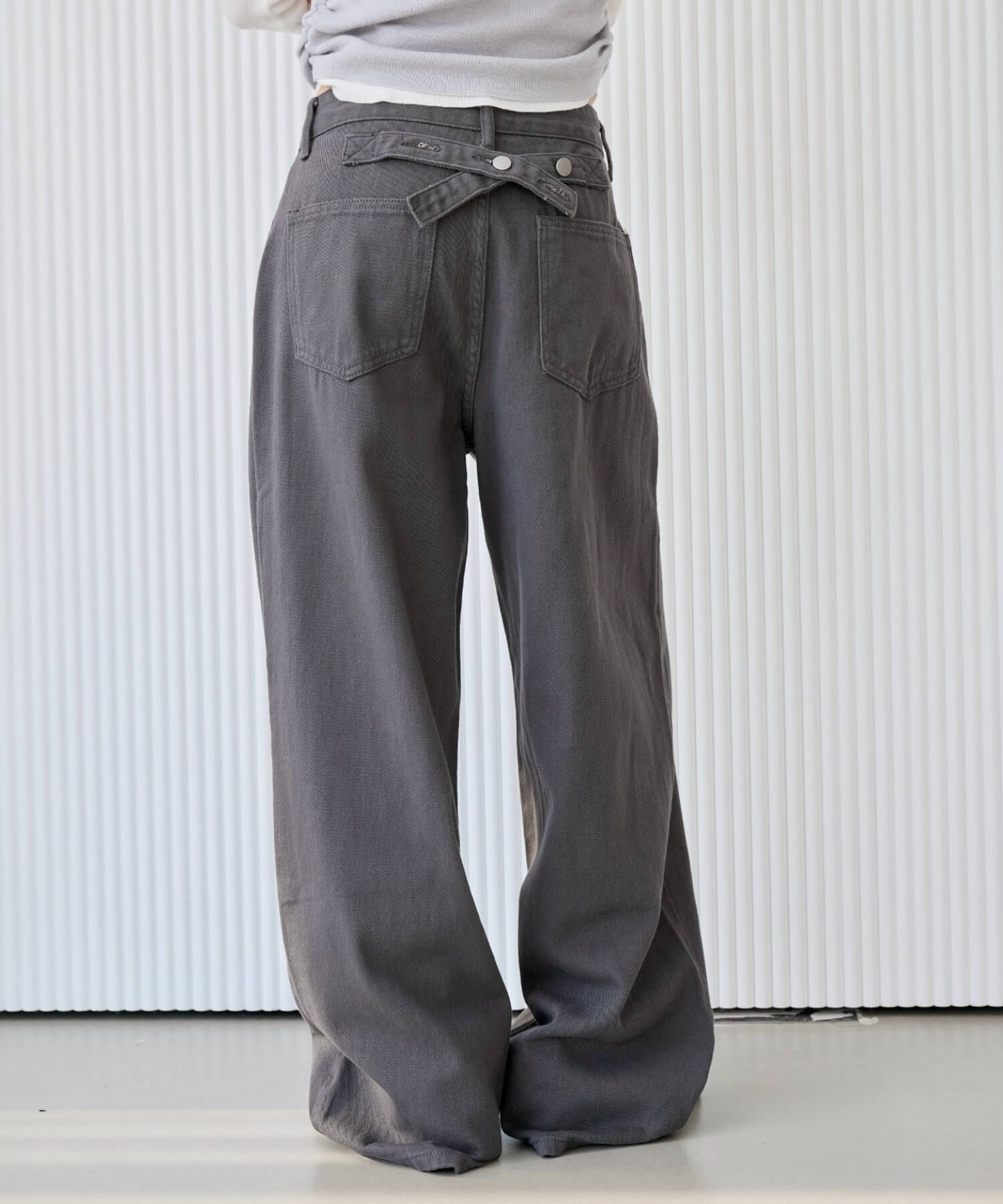 【UNISEX】【ボタンで自由にSIZE調節可能】バックボタンポイントワイドデニムパンツ