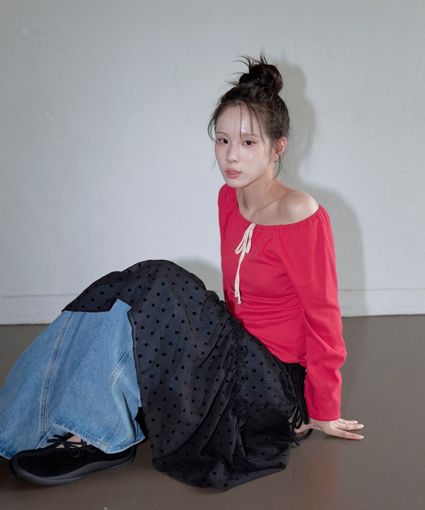 【UNE ORIGINAL】【オフショル、ワンショル、ラウンド3way仕様】フロントリボンラブリーフラワーパンチングオフショルダーカットソー